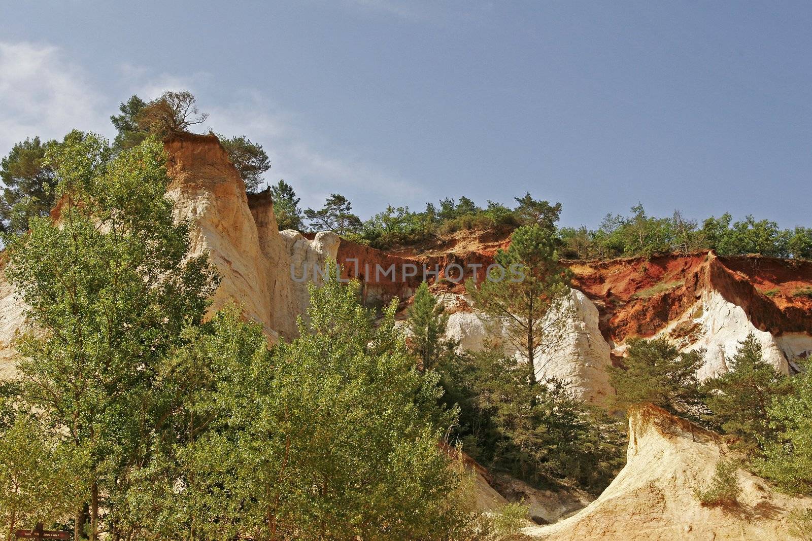 Ocher rock in Provence near Rustrel, Provence, Southern France. Ockerfelsen bei Rustrel.