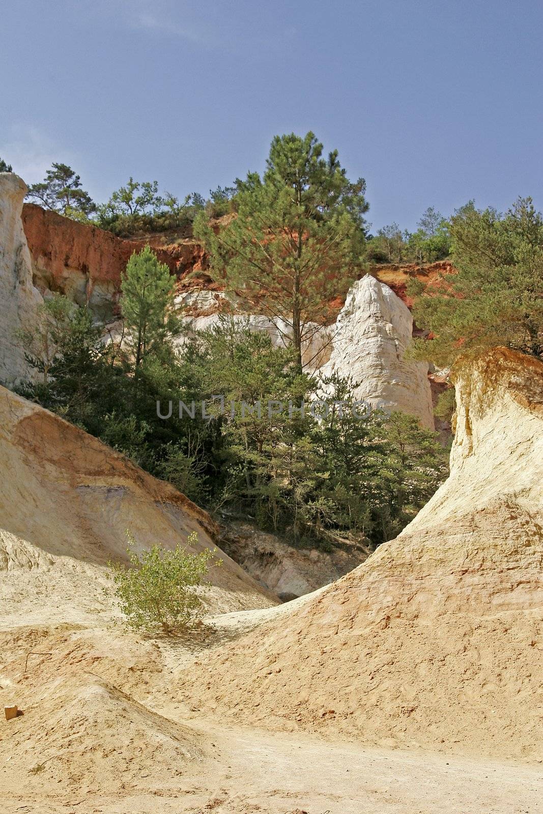 Ocher rock in Provence near Rustrel, Provence, Southern France. Ockerfelsen bei Rustrel.