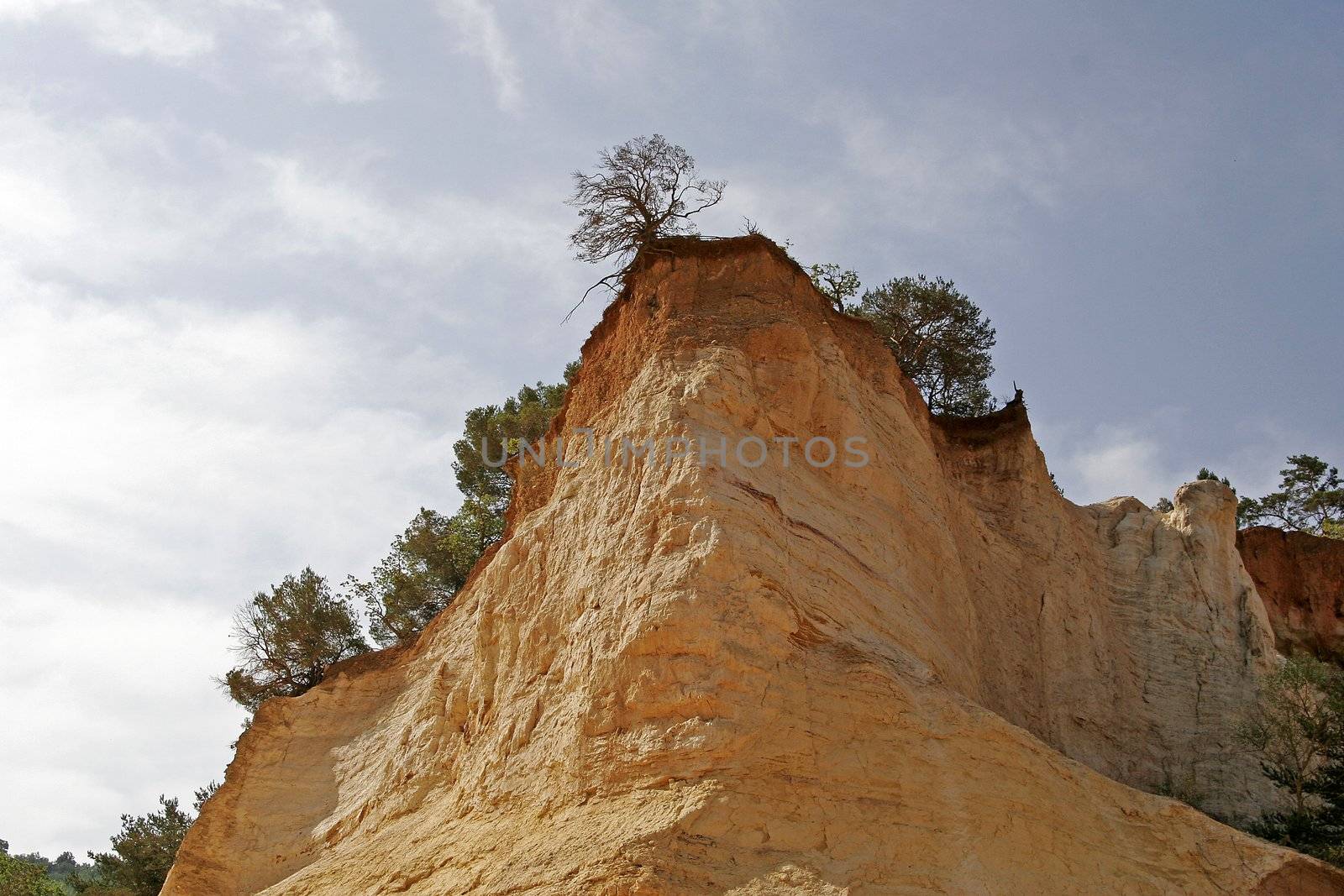 Ocher rock in Provence near Rustrel, Provence, Southern France. Ockerfelsen bei Rustrel.