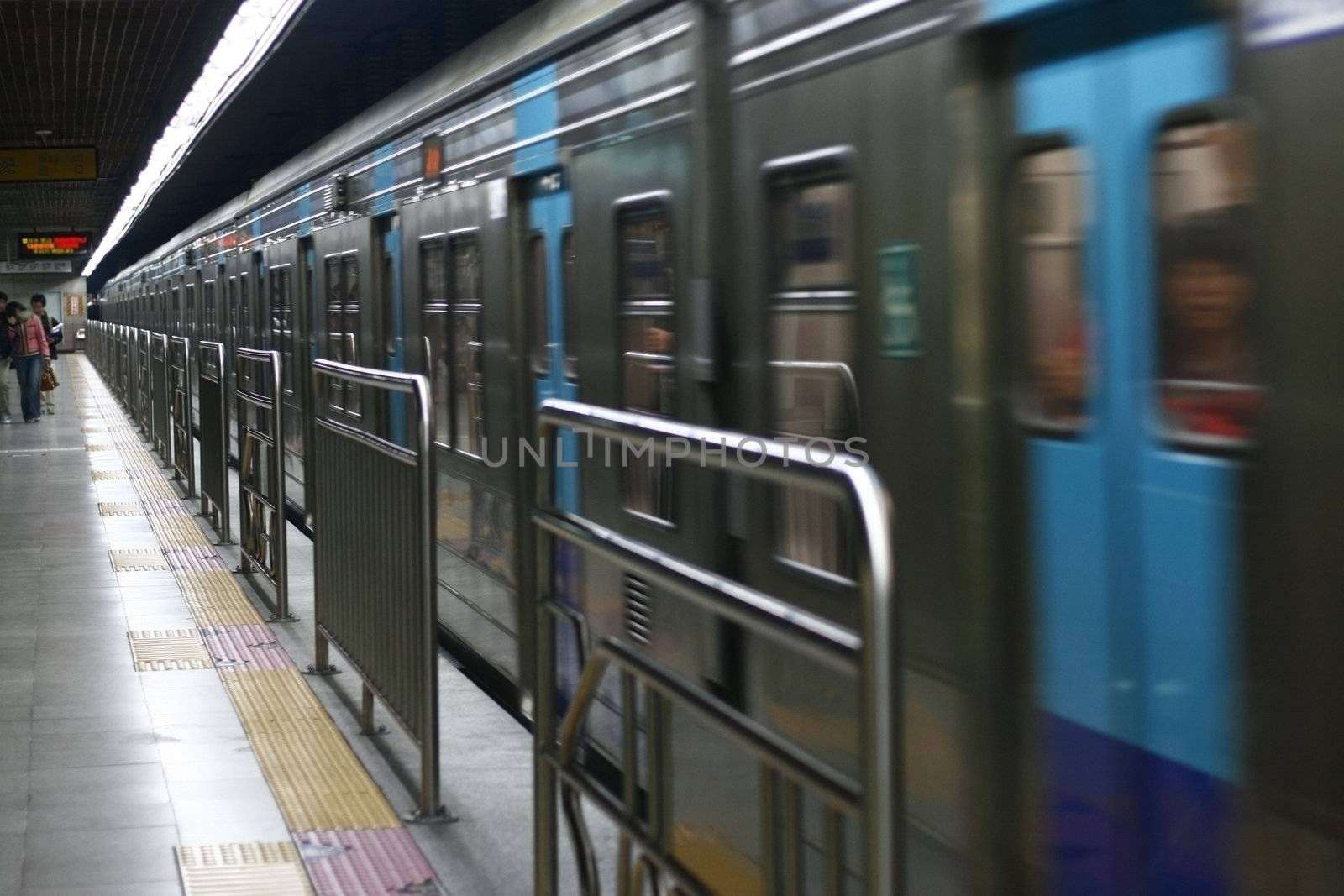 Subway Train by sacatani