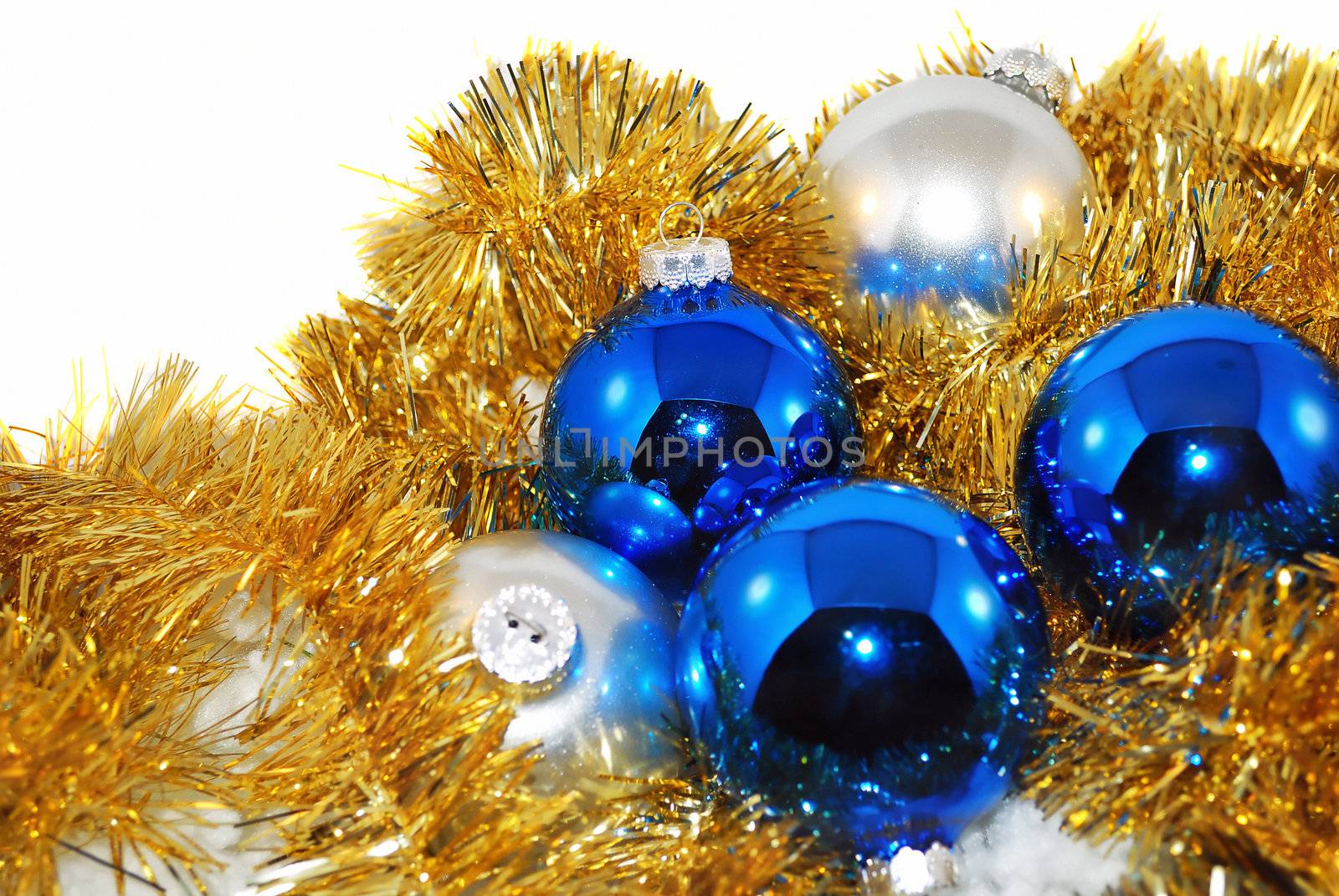 Big blue and metallic ball are on the gold ornament.