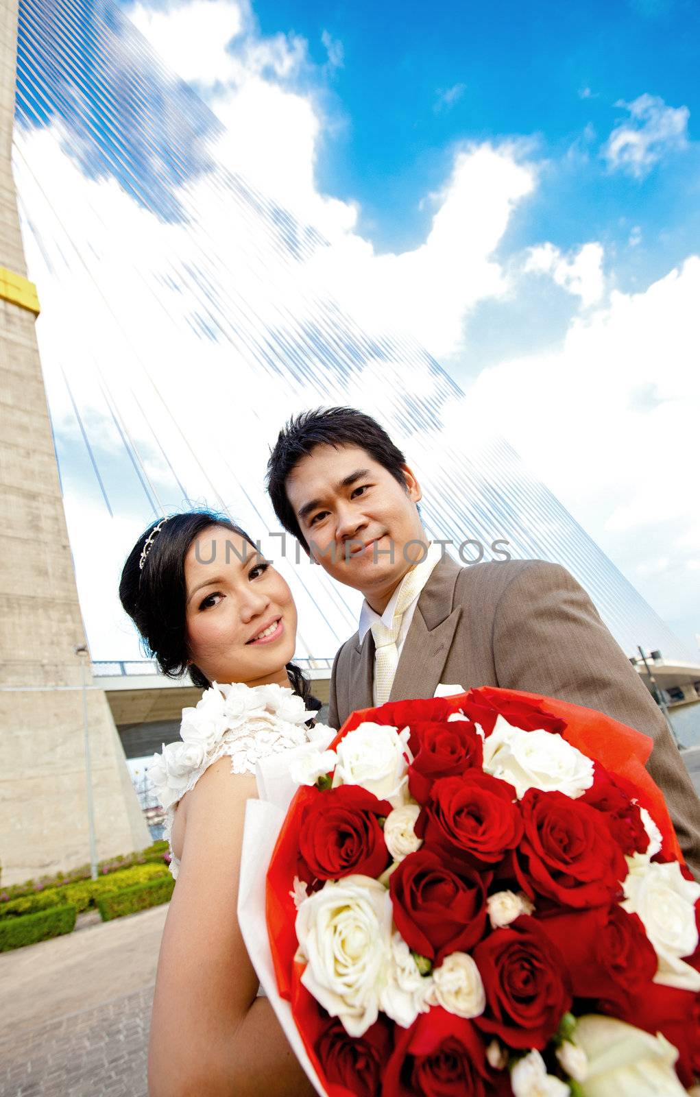couples of happiness and romantic Bride and groom with beautiful rose bouquet