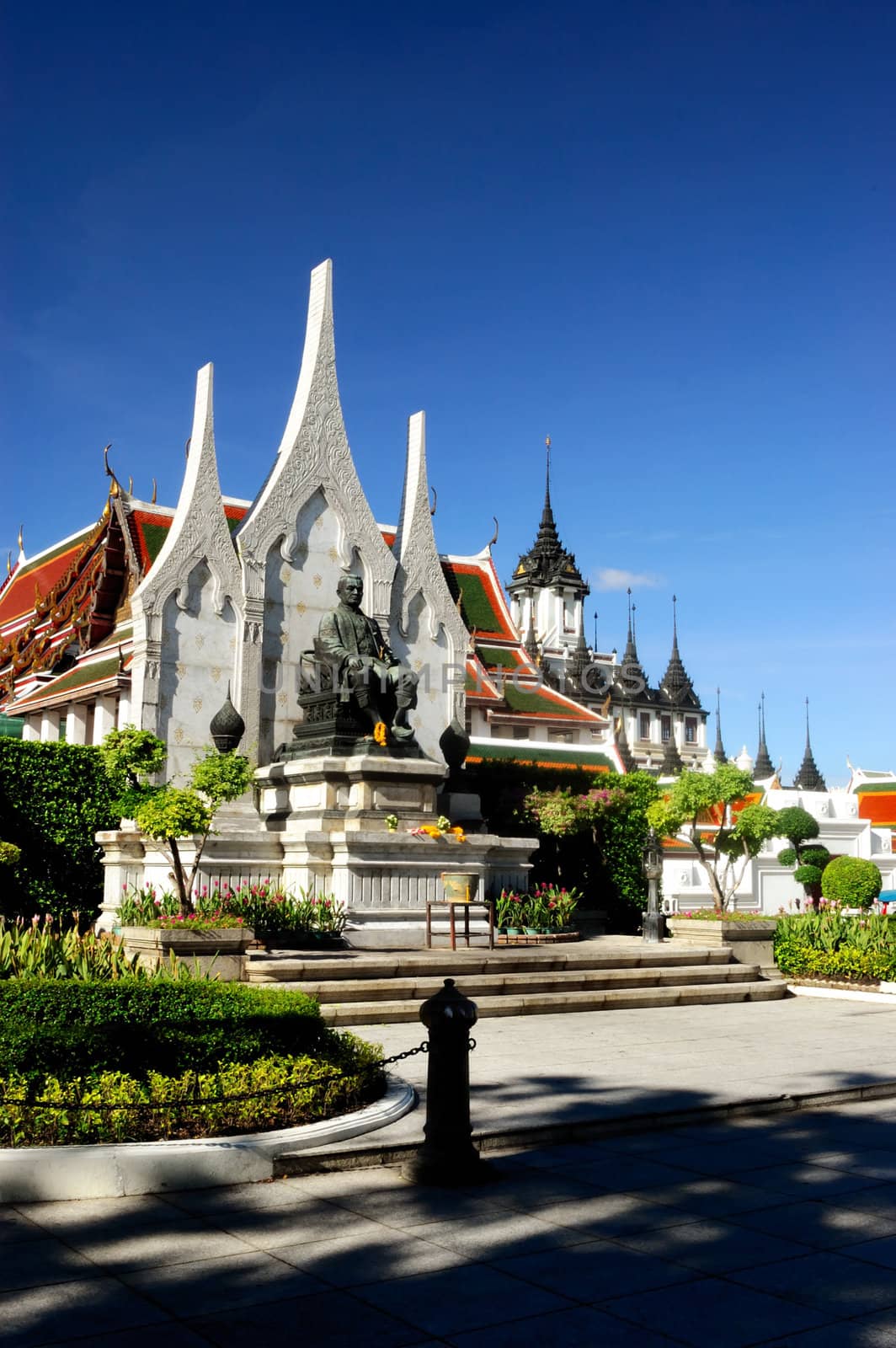 Royal Monument of King Nang Klao Chao Yu Hua.
Located in Ratchadamnoen Avenue, the ceremonial pavilion in front of Wat Ram granddaughter. Built in 2533 by the Fine Arts Department as an operator. A cast bronze statue sits on a high throne as his half true.