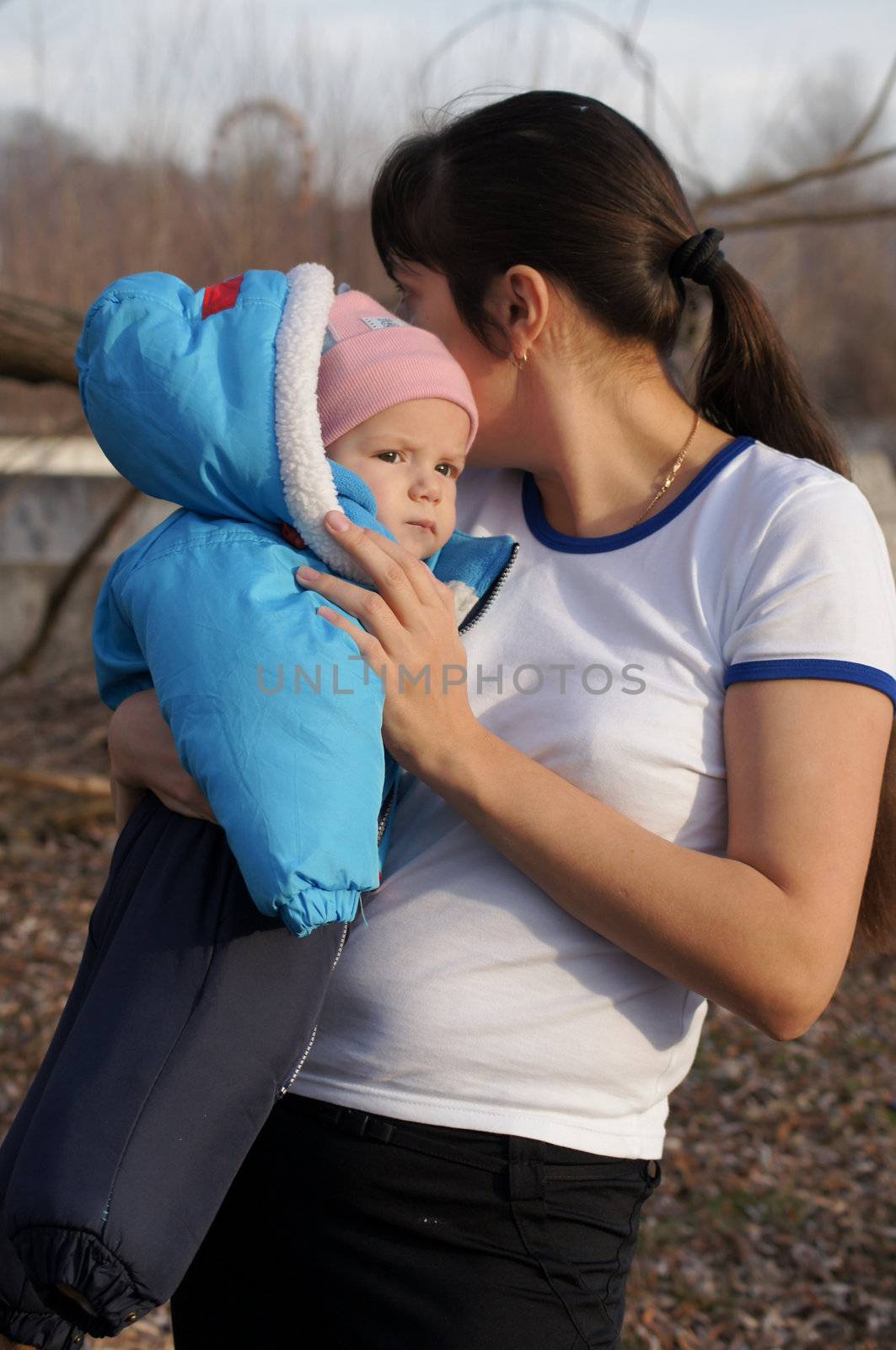 Young mother walks in the park with your child