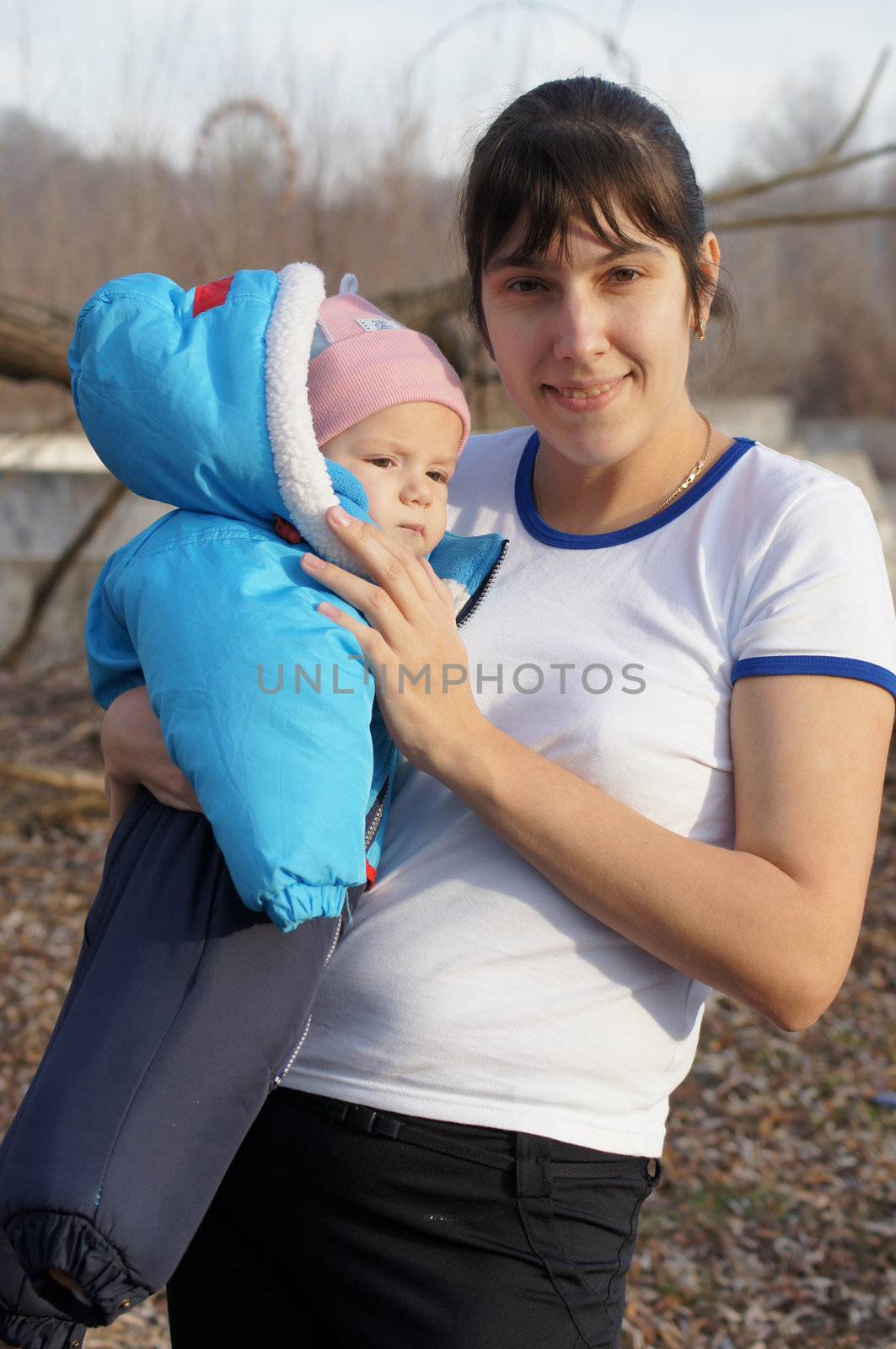Young mother walks in the park with your child
