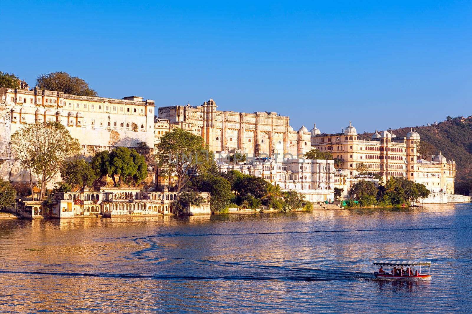 City Palace, Pichola lake, Udaipur, Rajasthan, India, Asia