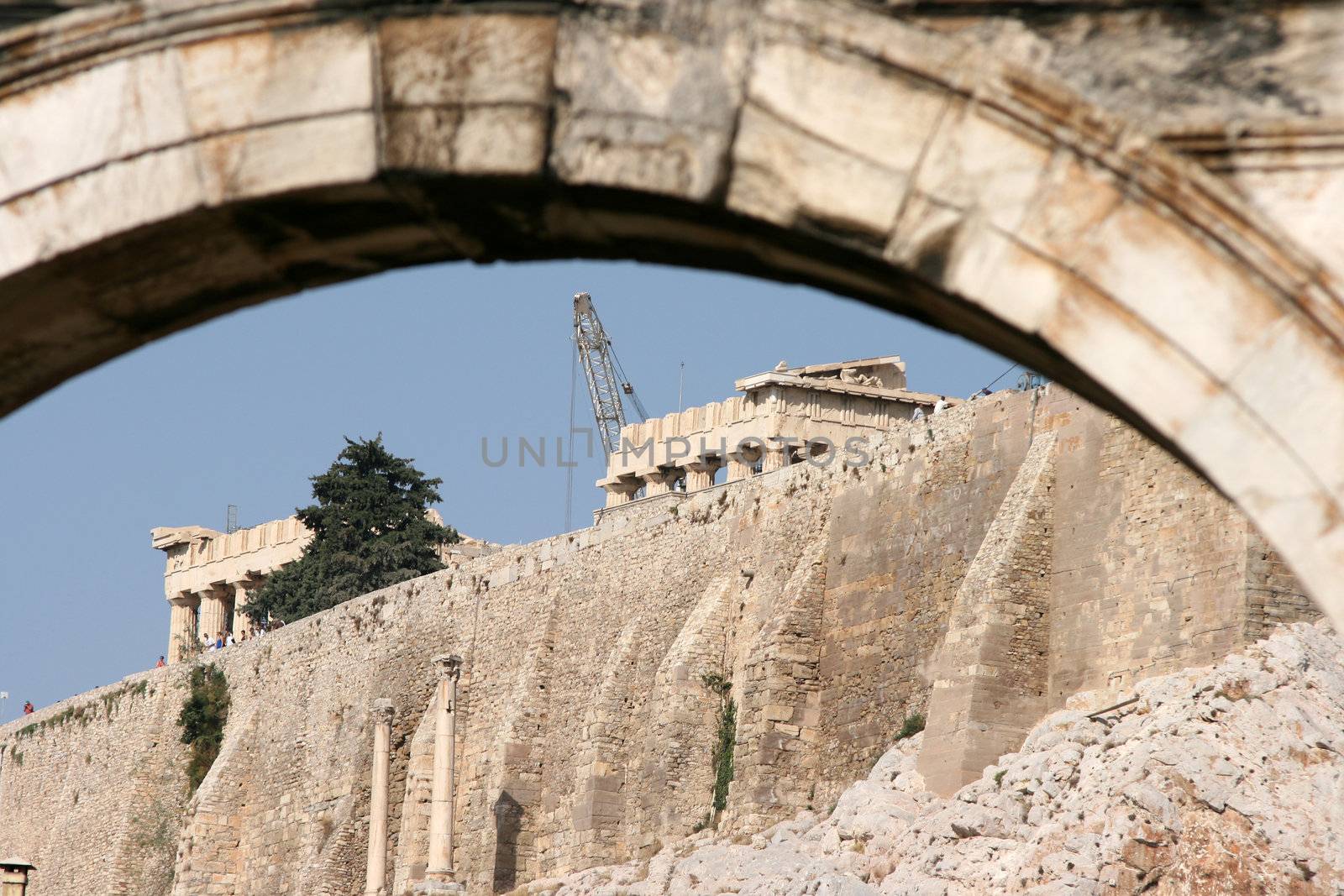 parthenon seen in the background throuhg hadrian's arch
