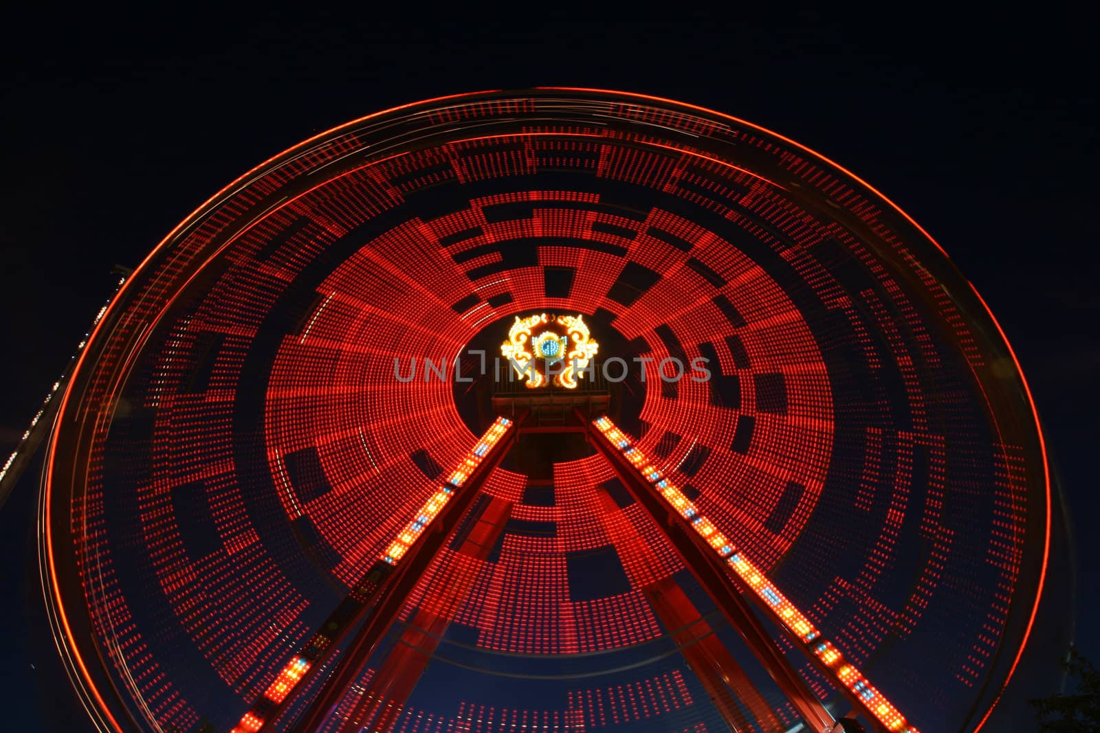 lunapark giant spinning wheel in motion