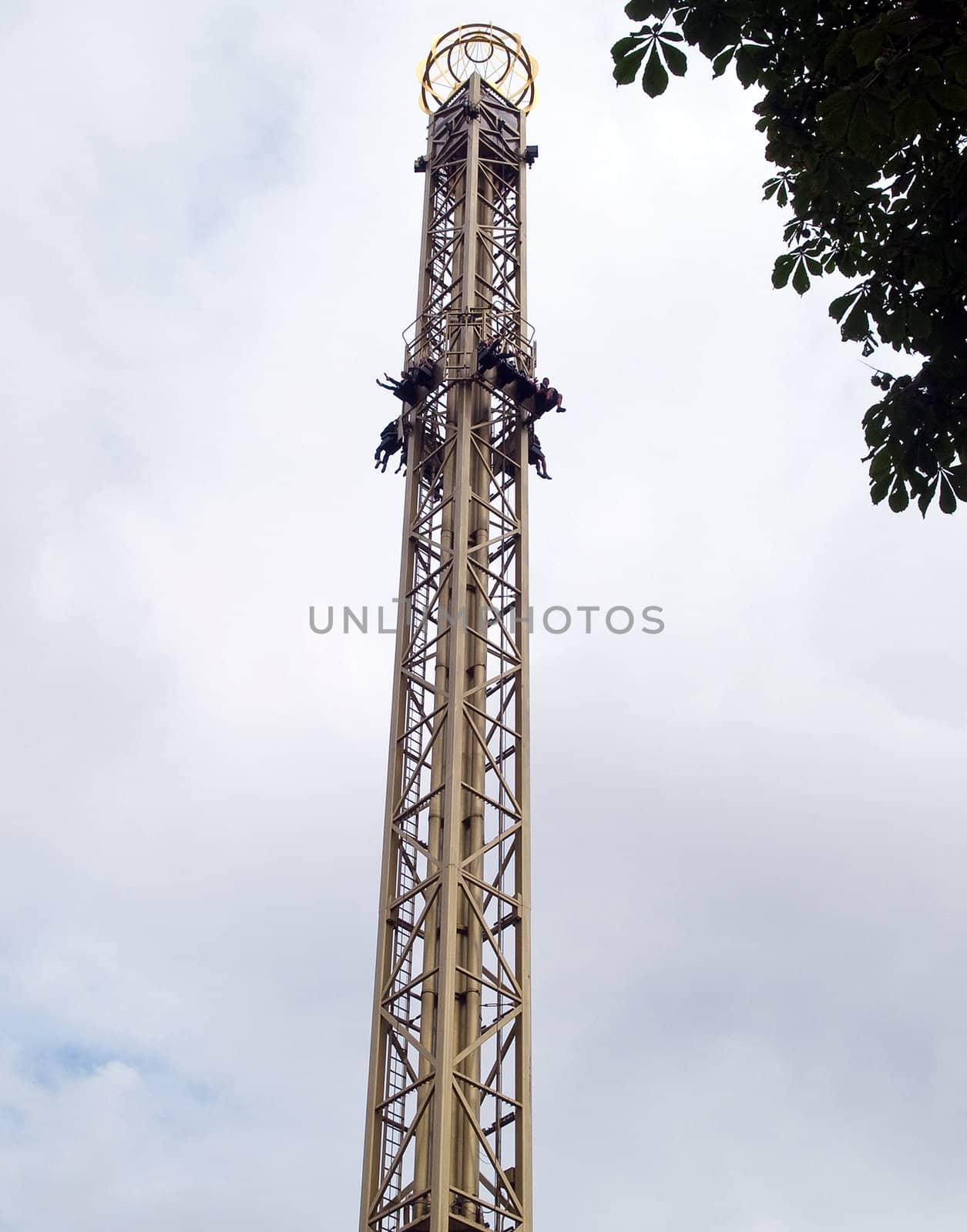 Free fall tower ride in an amusement park by Ronyzmbow