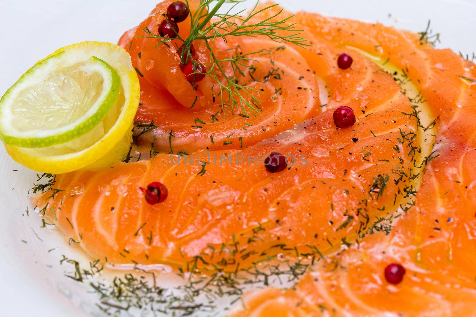 Salmon carpaccio with pink pepper and juice of lemons