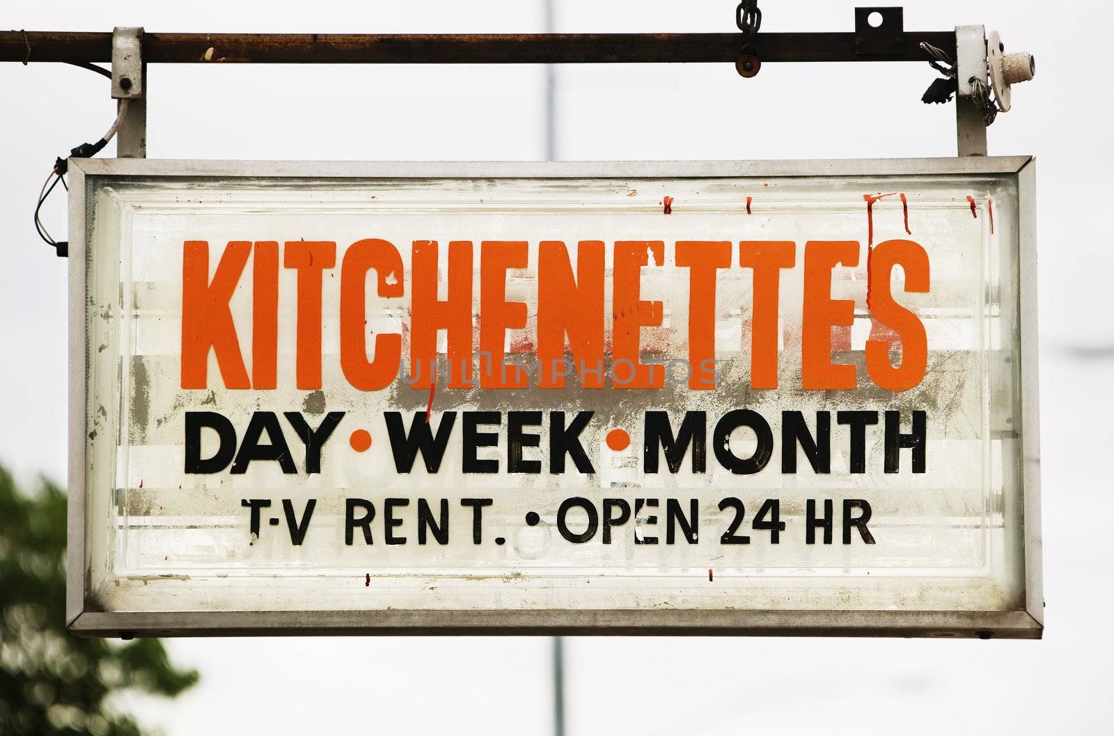 Motel sign advertising rooms with kitchenettes.