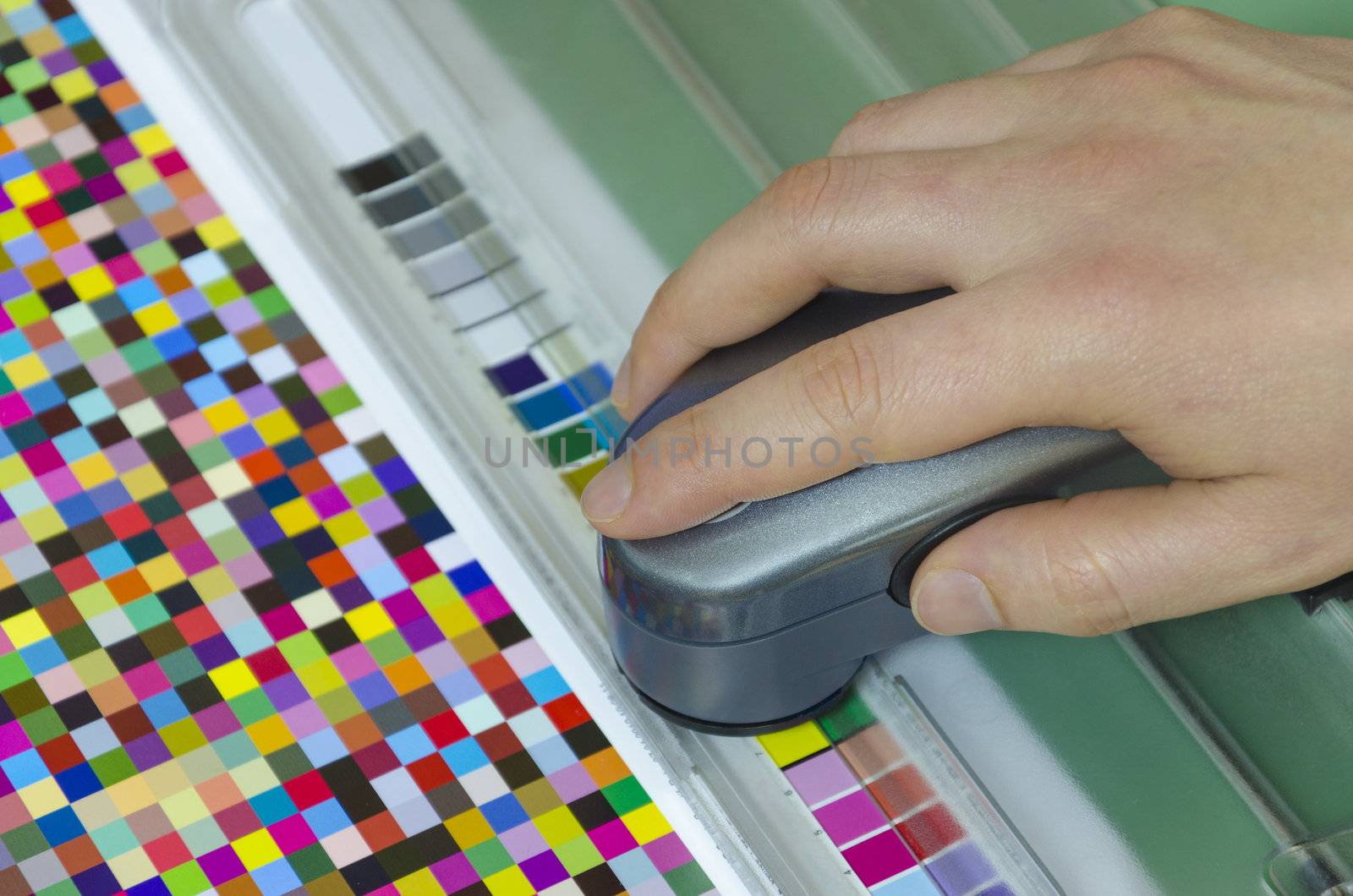 spectrophotometer verify color patches value on Test Arch, Press shop prepress department