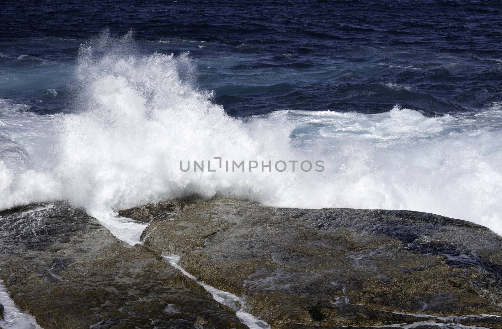 ocean waves crashing against the rocks near bondi