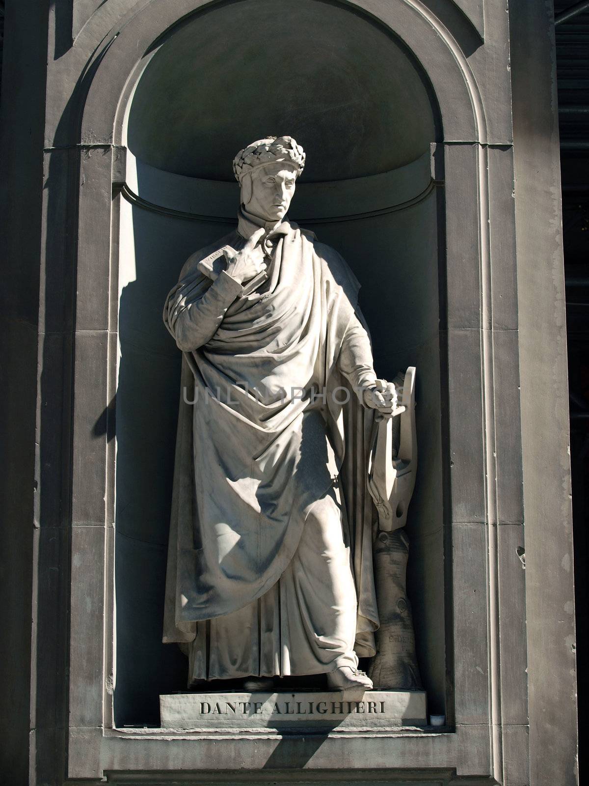 Dante Alighieri in the Niches of the Uffizi Colonnade, Florence.The niches beneath the porticos of the Uffizi Gallery were originally designed by Vasari purely as architectural features but by the first half of the 19th Century they were occupied by 28 statues of famous people from the worlds of politics, art, literature, science, the judiciary and also religious figures.