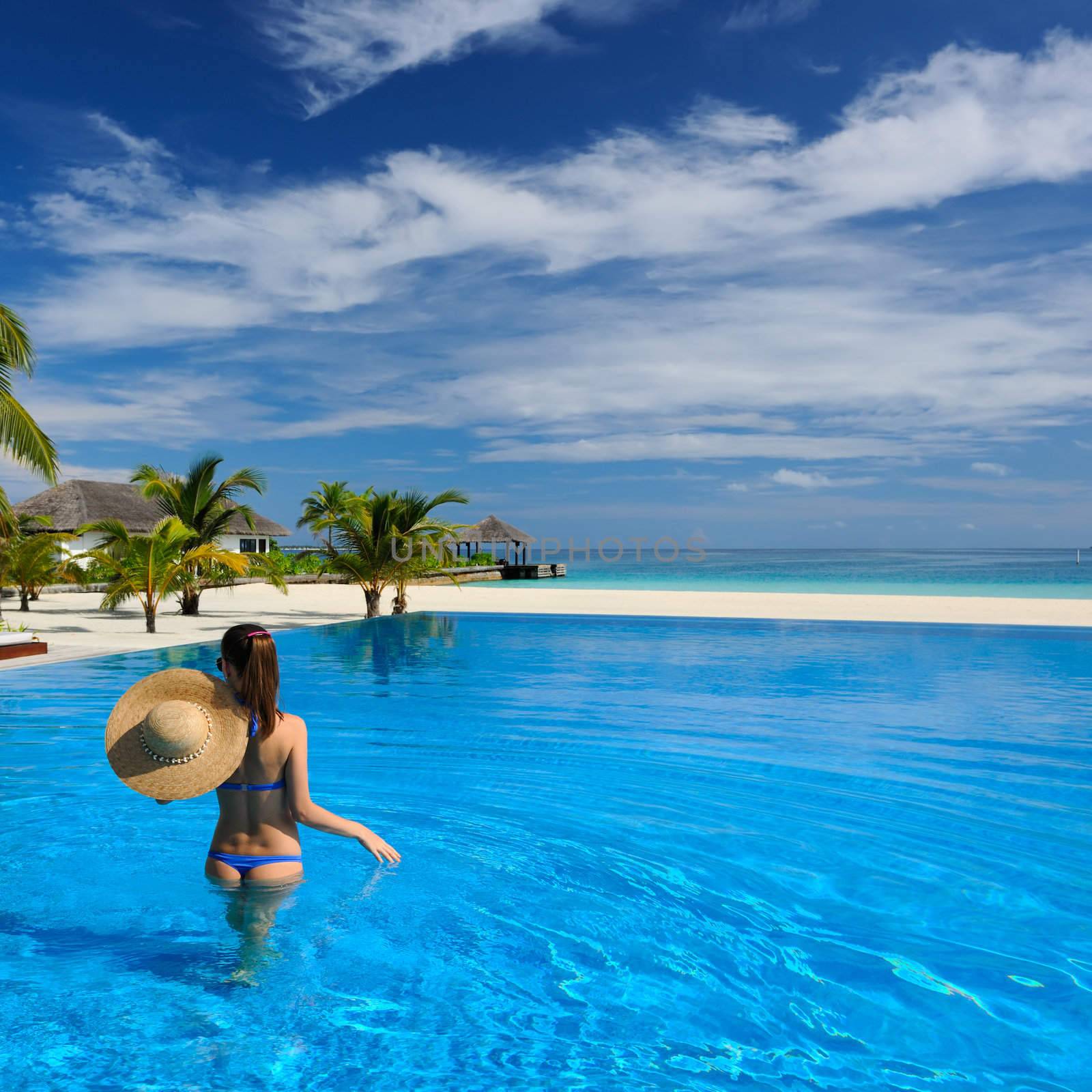 Woman in hat at the pool 