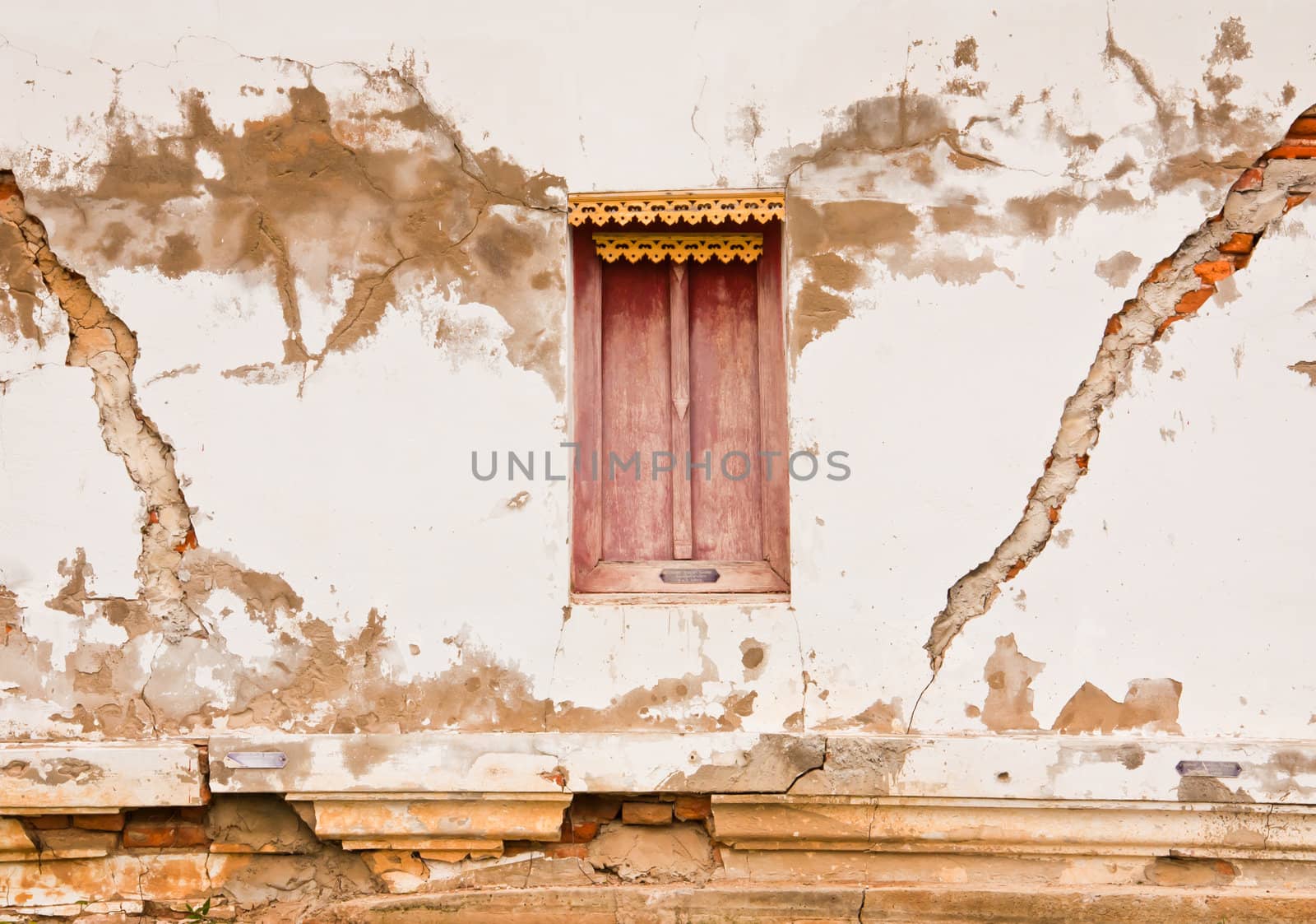 Red window on the wall to rot.