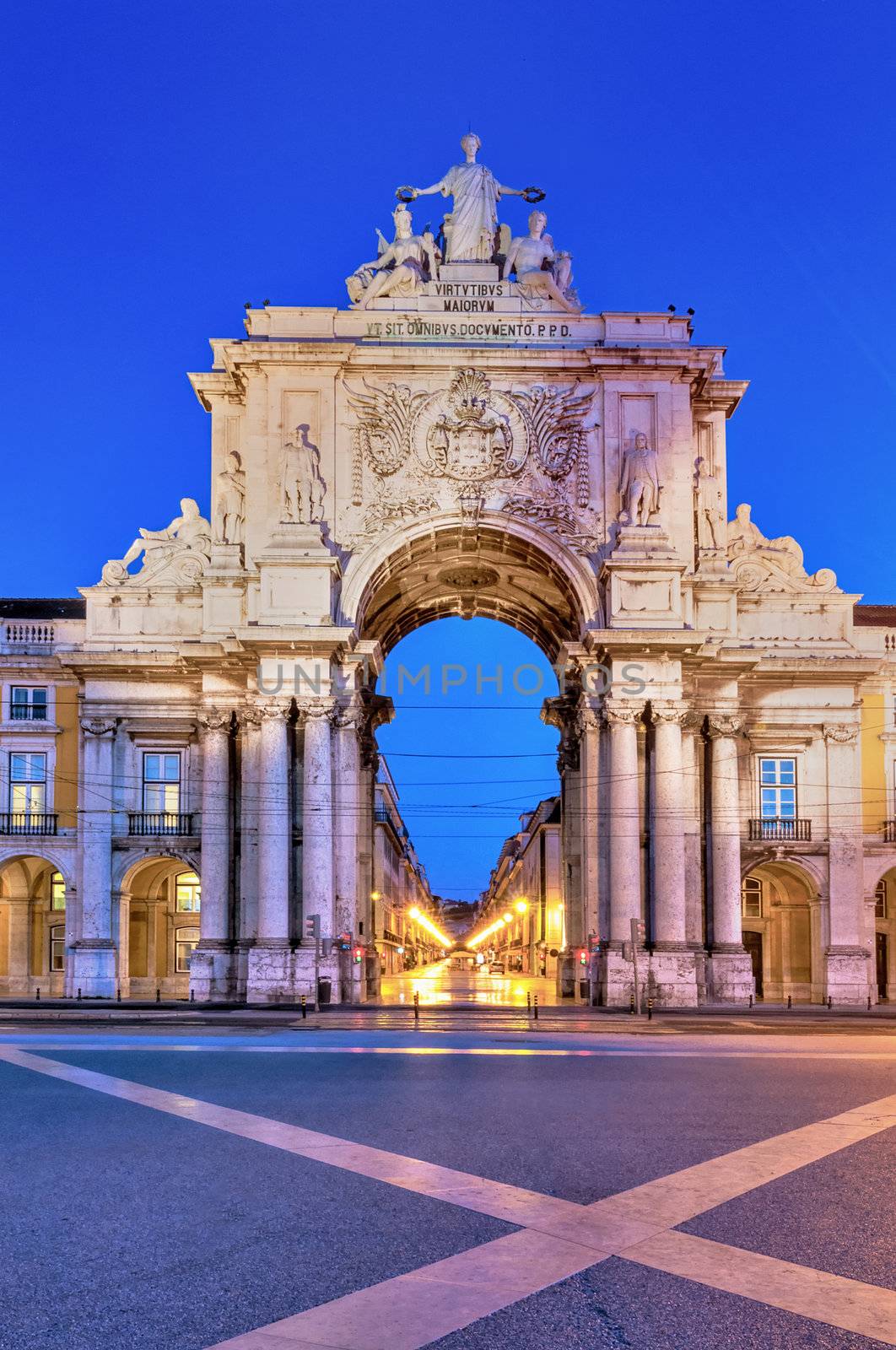 Famous arch at the Praca do Comercio showing Viriatus, Vasco da Gama, Pombal and Nuno Alvares Pereira