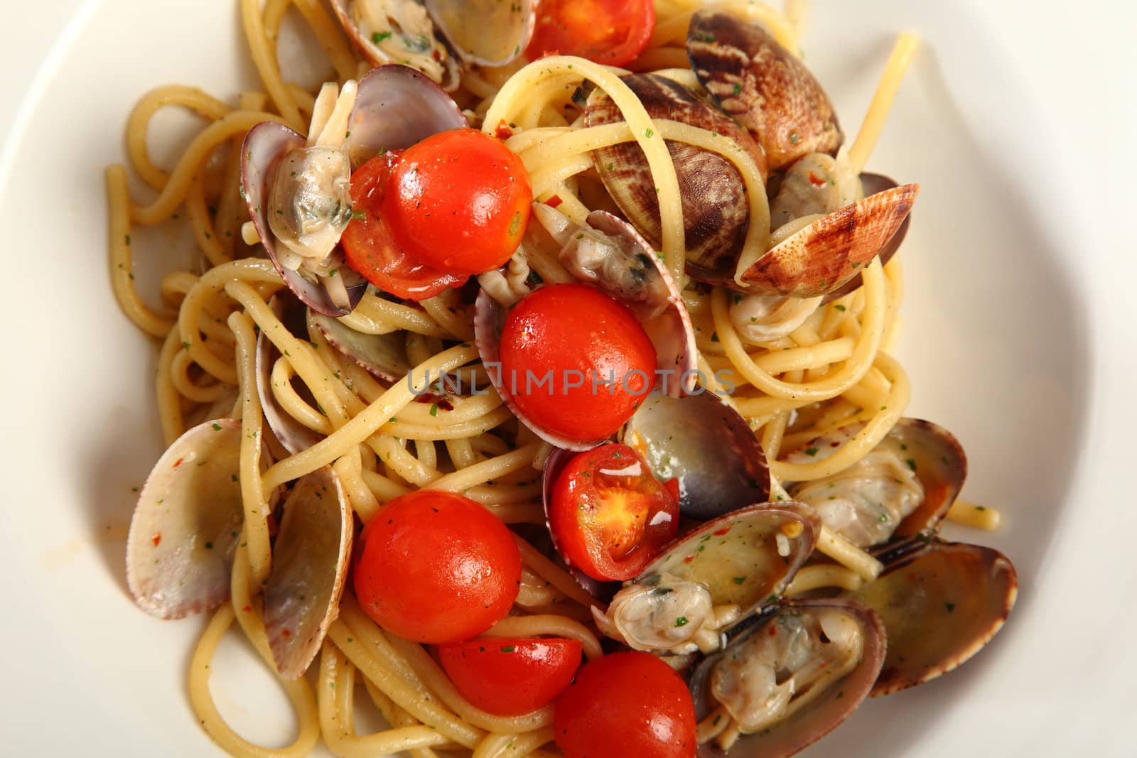 Linguine with clams and tomatoes served in dish