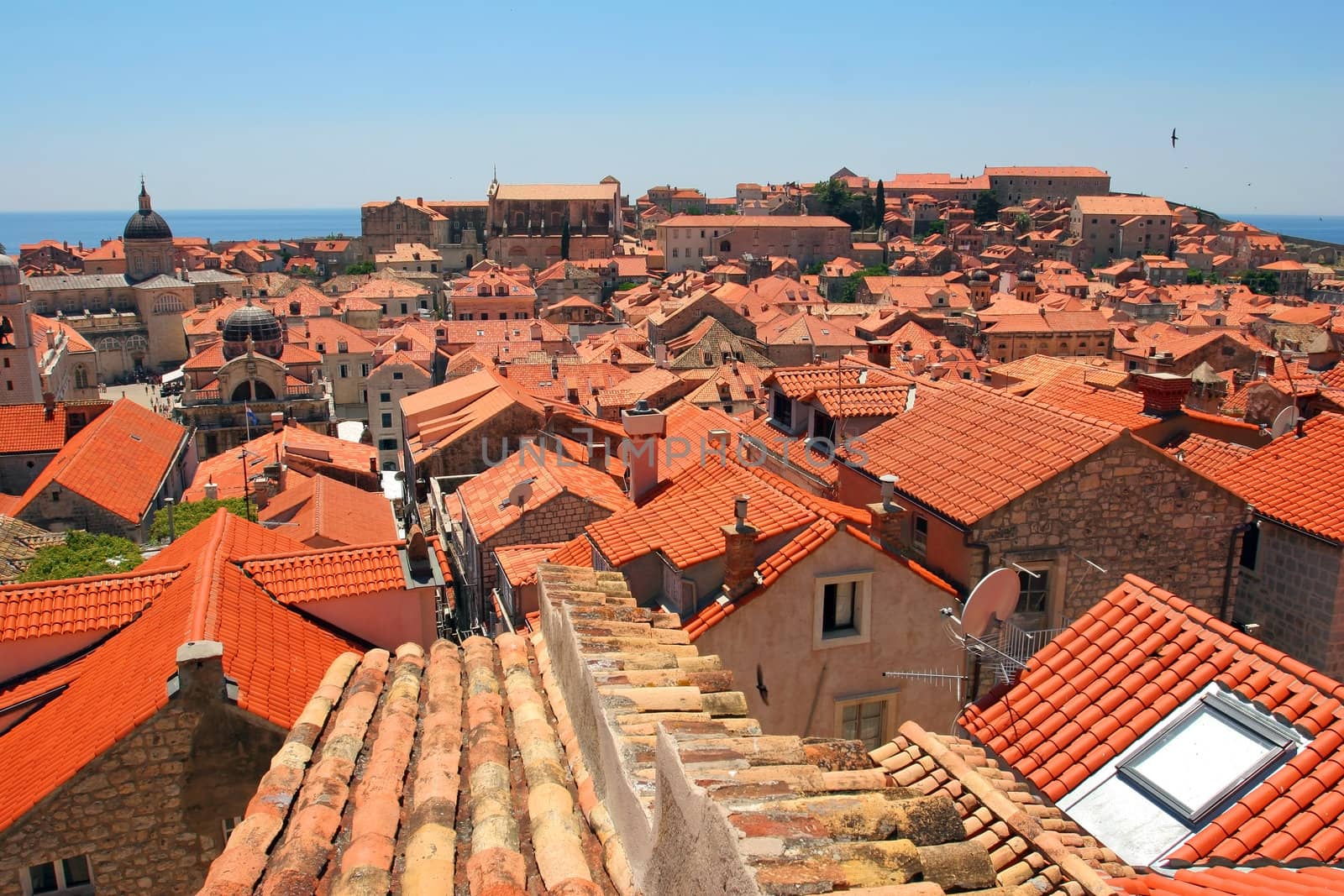 Old orange roof tiles by PixAchi