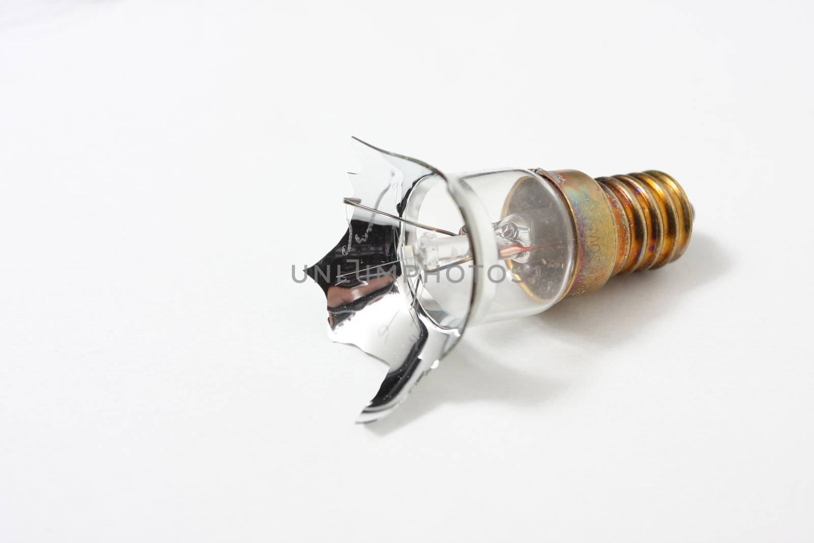 broken lightbulb by sumos