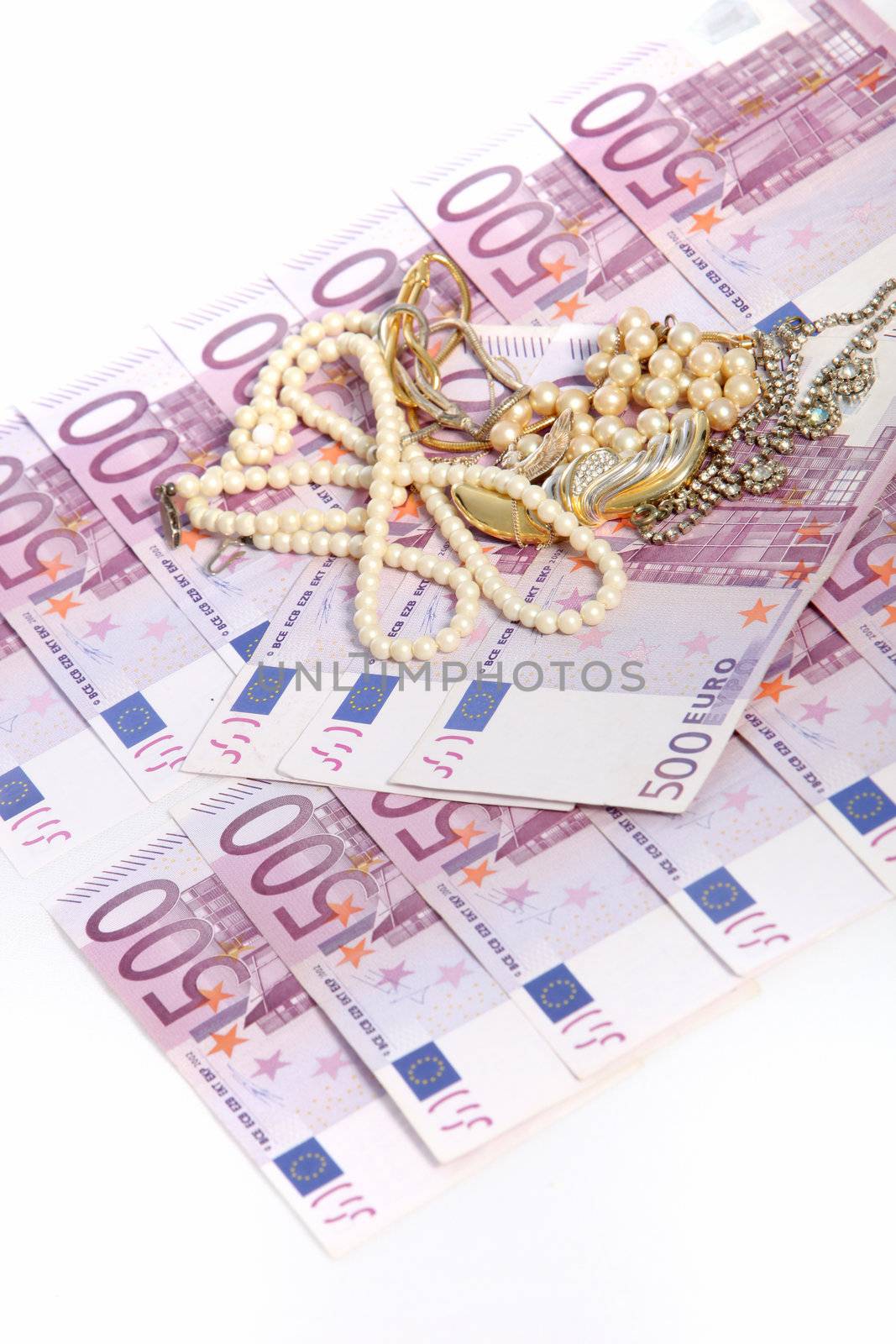 500 euro notes with jewellery by Farina6000