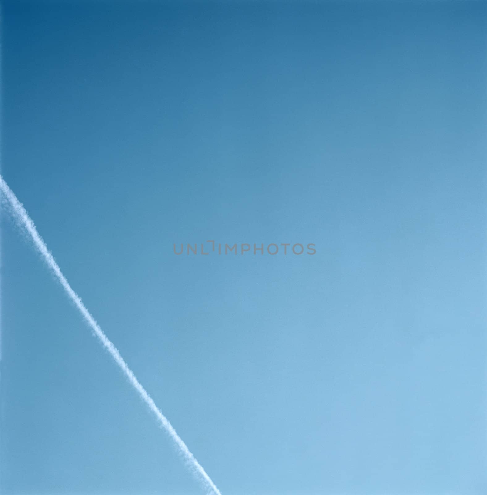 Con trail in the blue sky by mmm