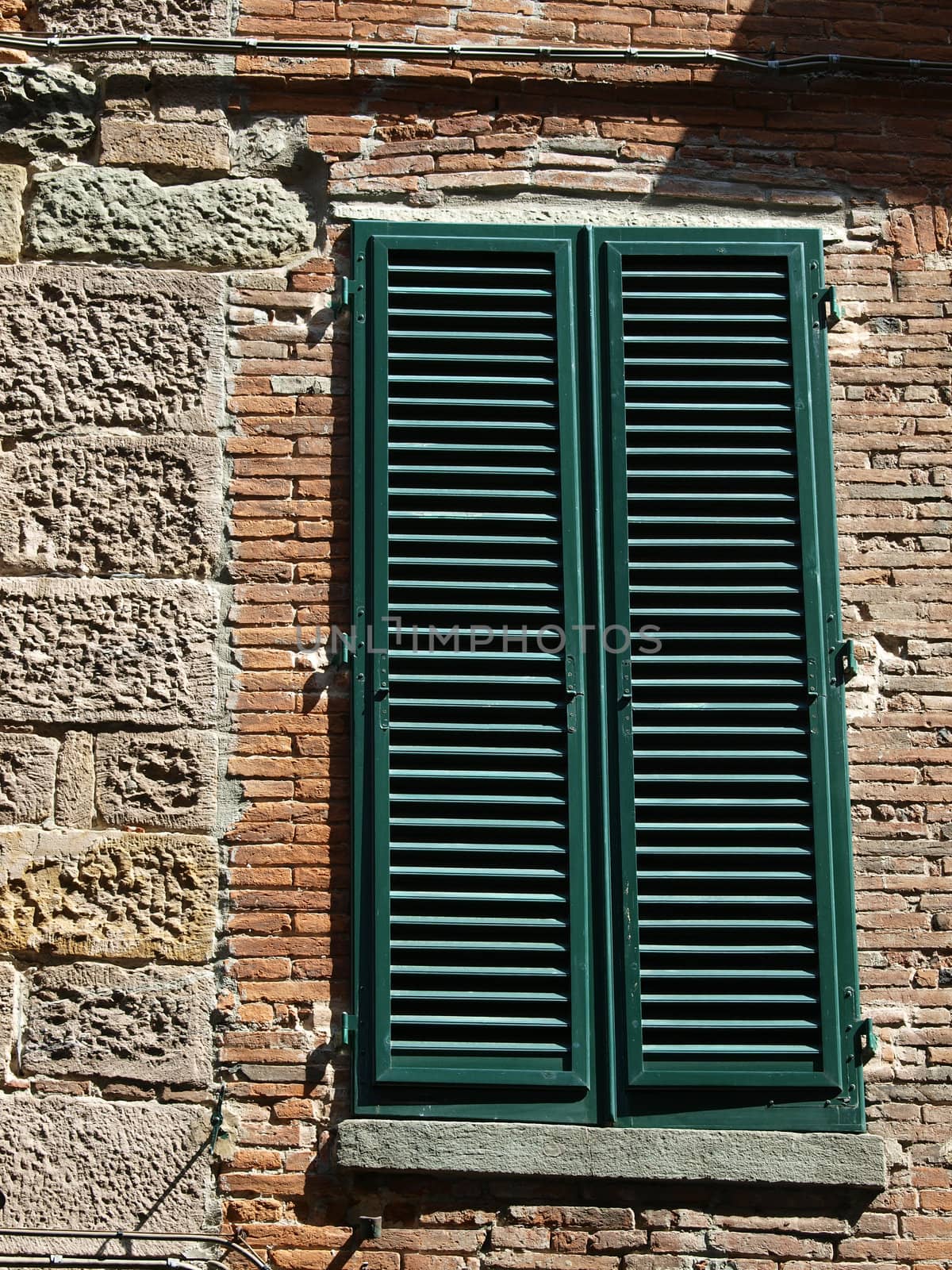 An old and ancient italian window - Italia 