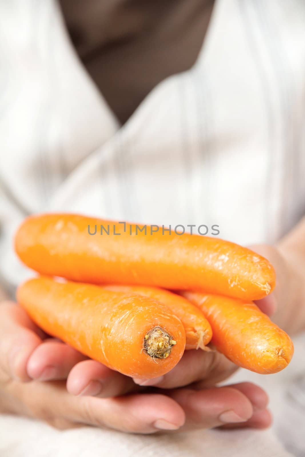 hand holding carrot