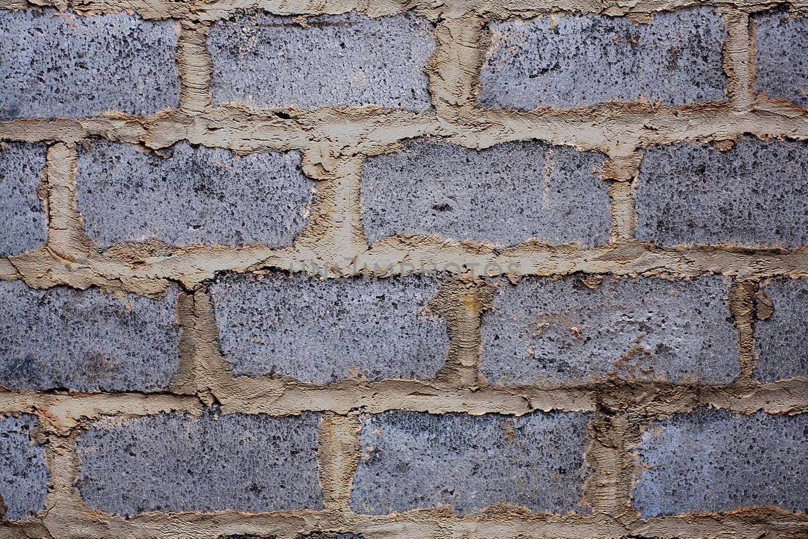 General view of the cinder block wall fragment