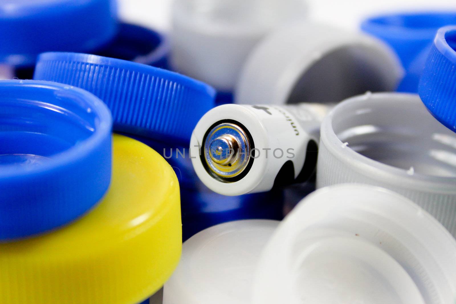 Alkaline battery with bottle caps