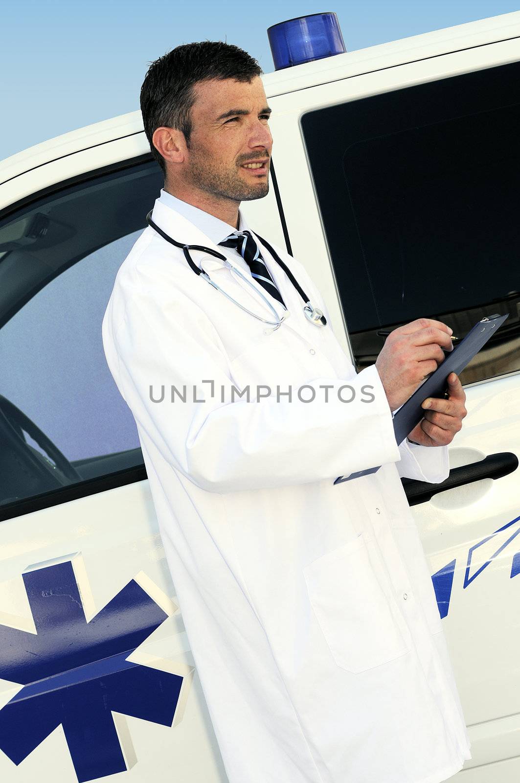 doctor ans ambulance by ventdusud