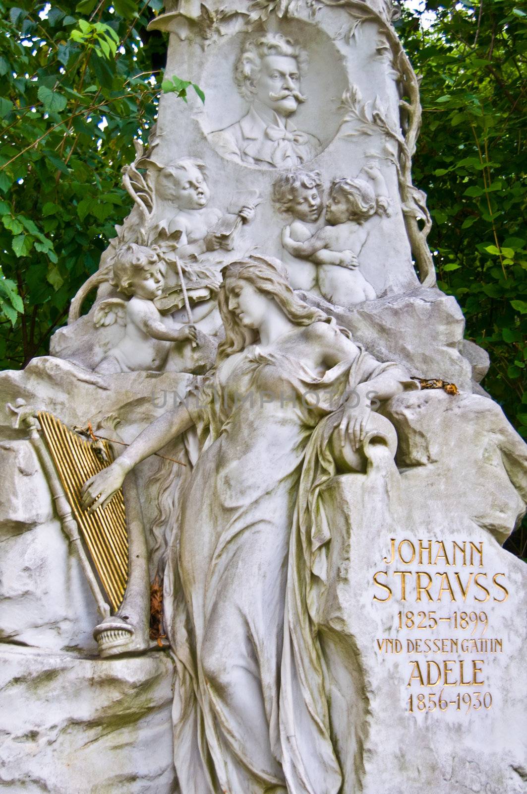 grave of Johann Strauss by Jule_Berlin