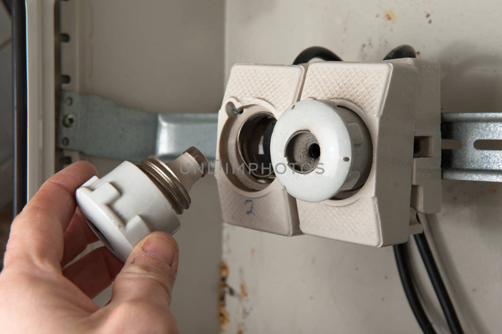 Replaceing broken fuse