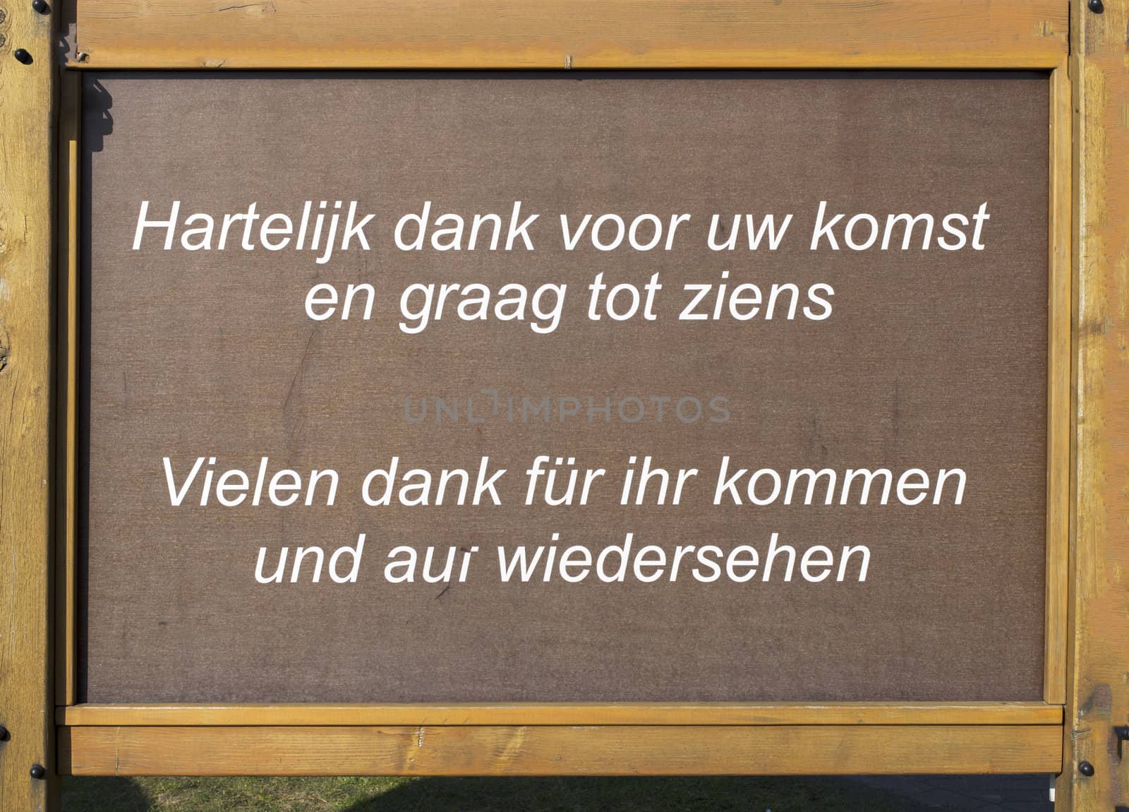 wooden plate with thank you fror coming in dutch en german language