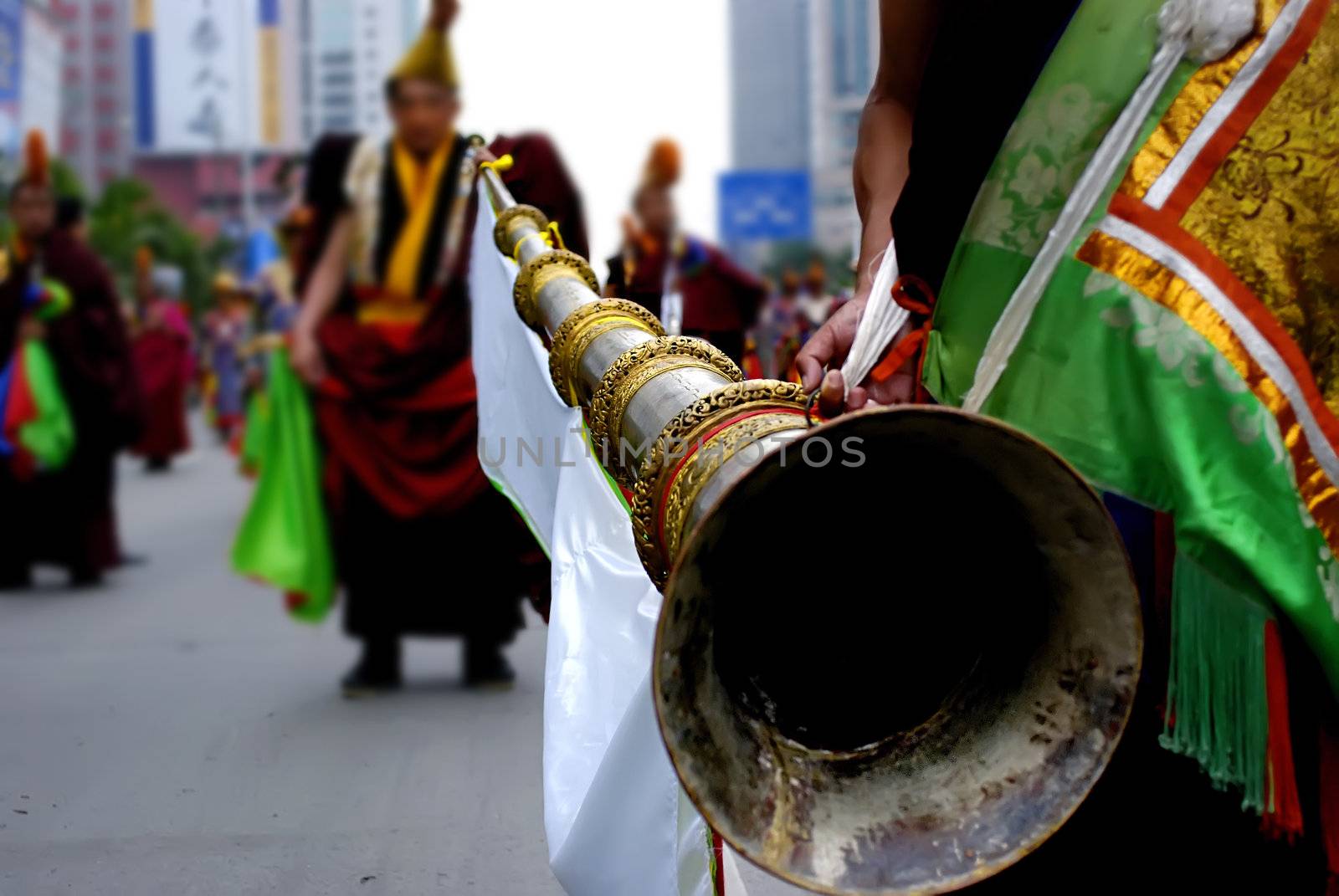 CHENGDU - MAY 23: Lama blow tibetan long horn in the 1st International Festival of the Intangible Cultural Heritage China,2007 on May 23, 2007 in Chengdu, China.
