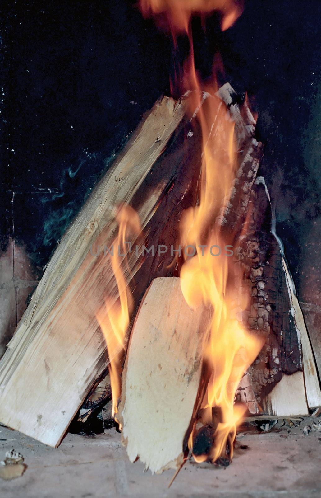 Flame and wirewood in fireplace