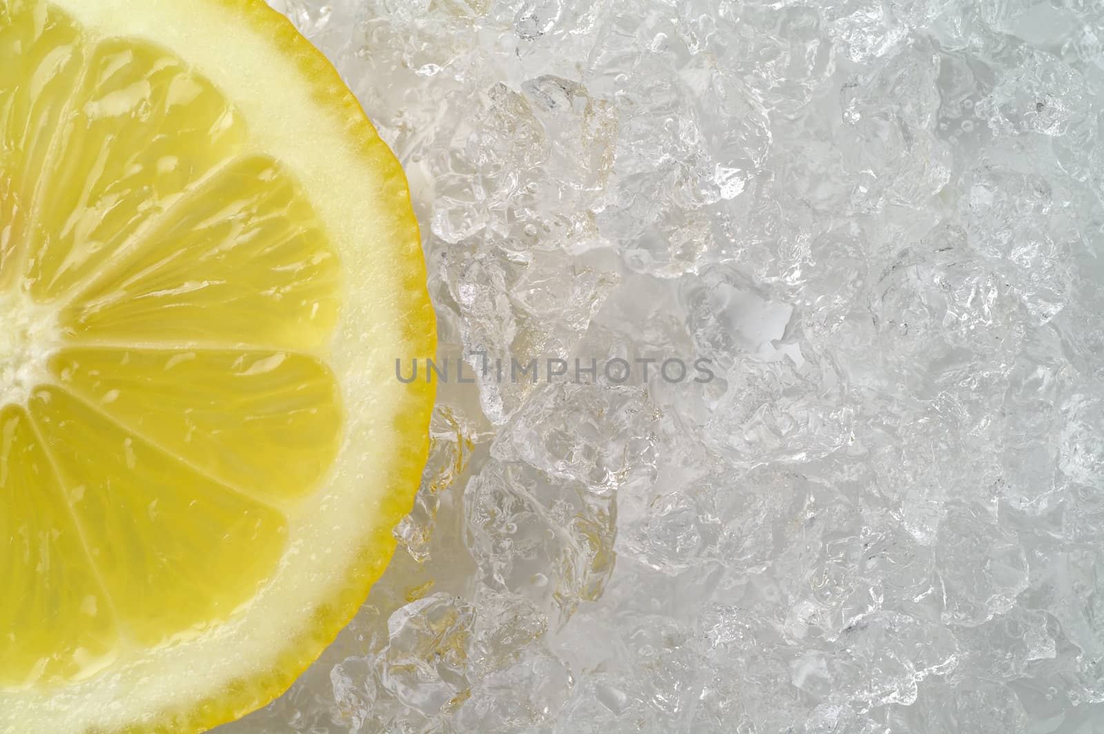 Lemon slice on crushed ice (1)