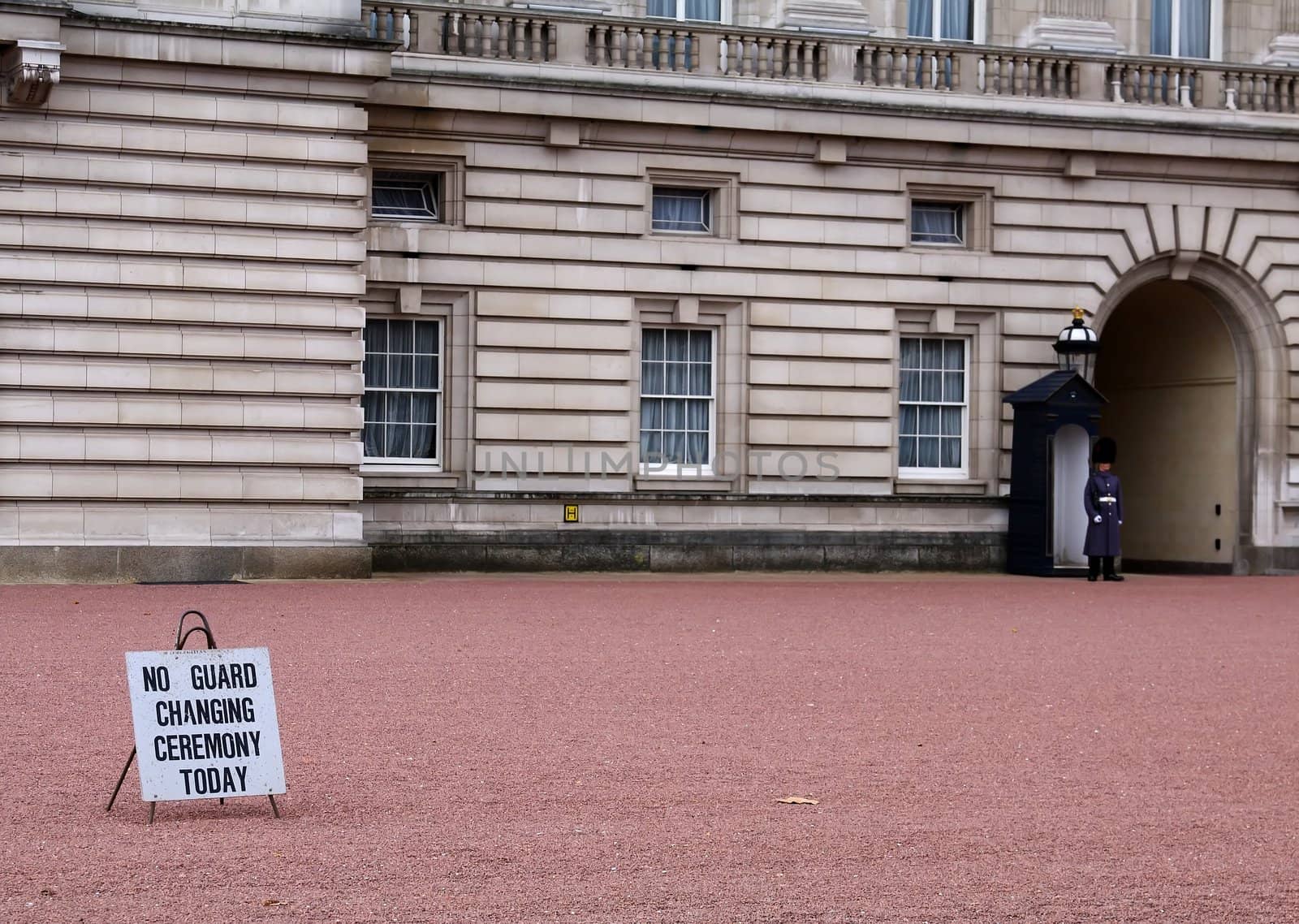 Guard at Buckingham palace by baggiovara