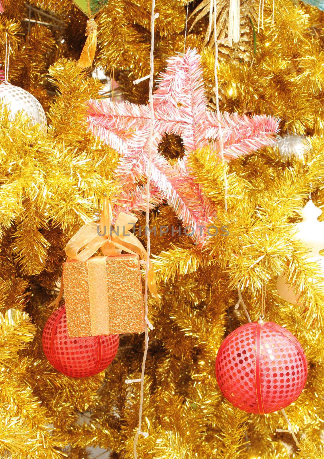 Christmas-tree decorations (star & gift & ball)