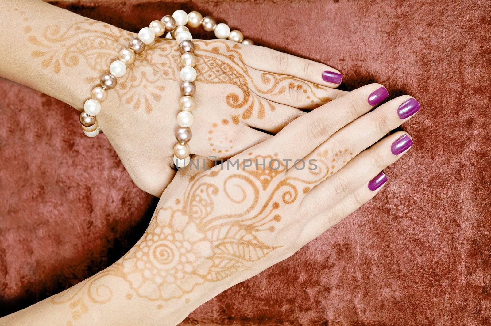 The Indian pattern is drawn a girl. Mehandi