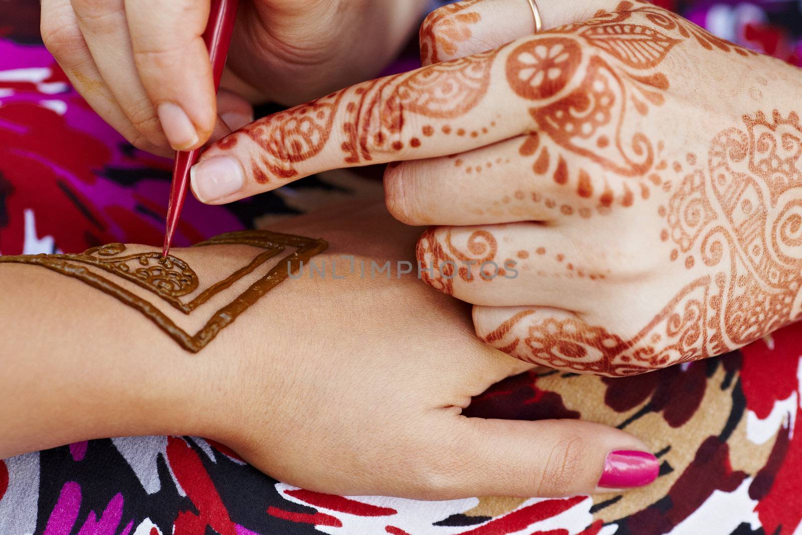 The Indian pattern is drawn a girl. Mehandi