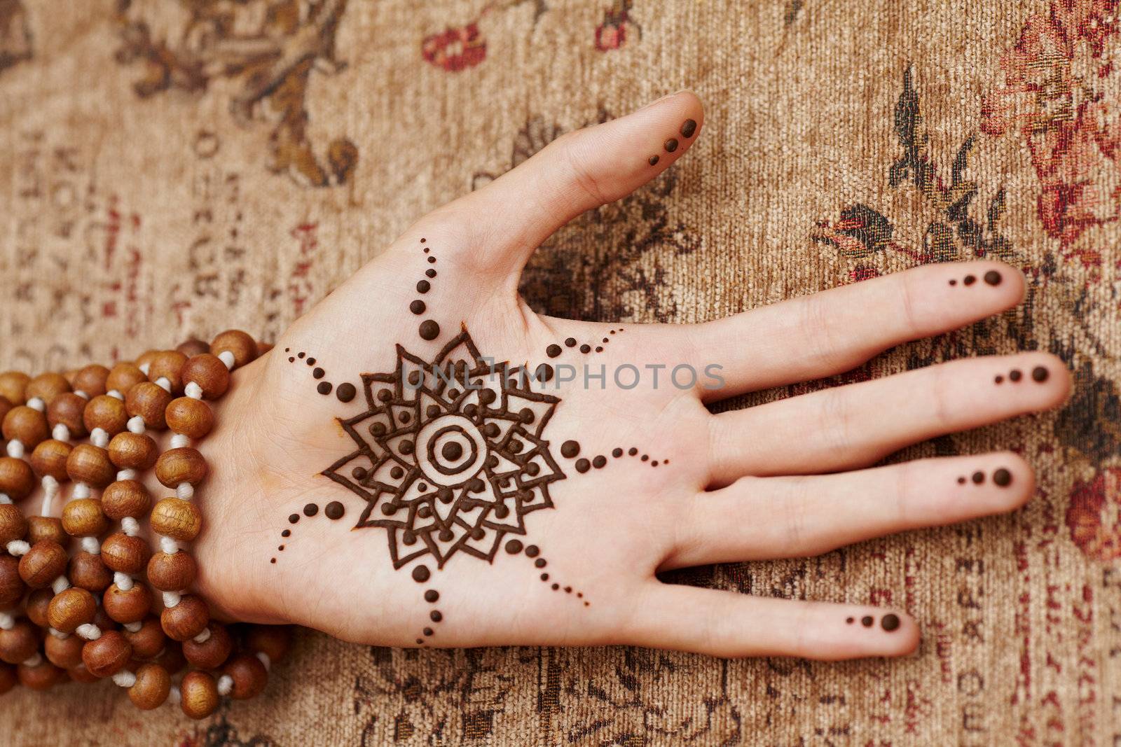 The Indian pattern is drawn a girl. Mehandi