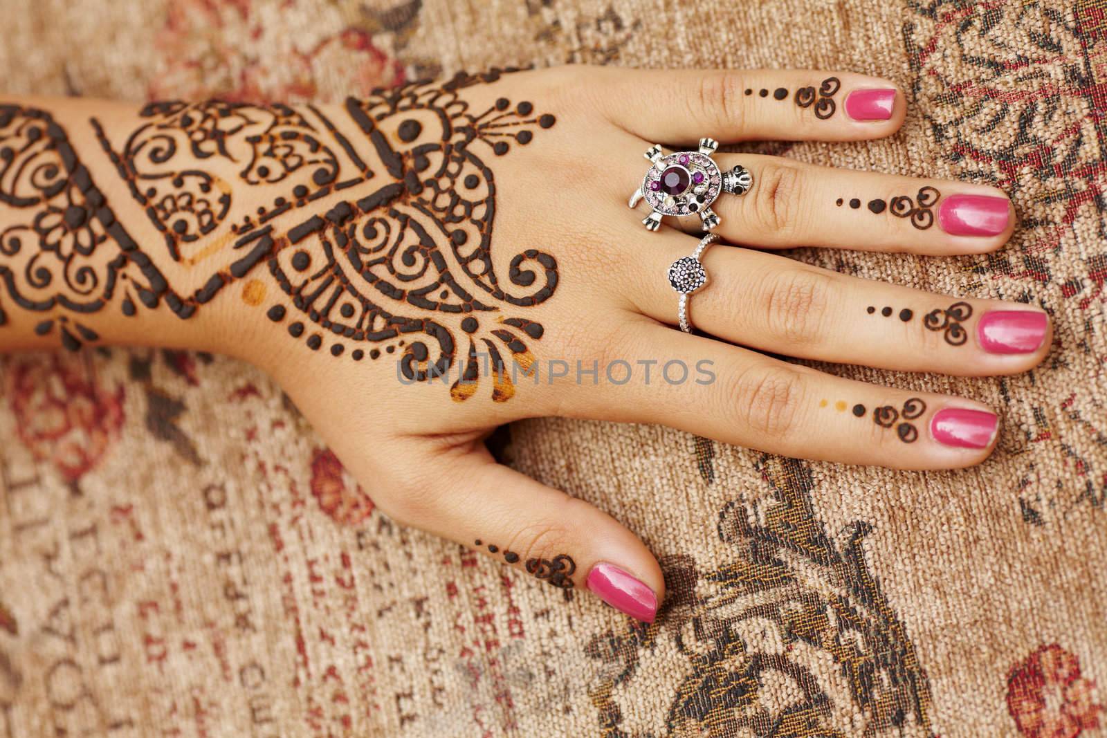 The Indian pattern is drawn a girl. Mehandi