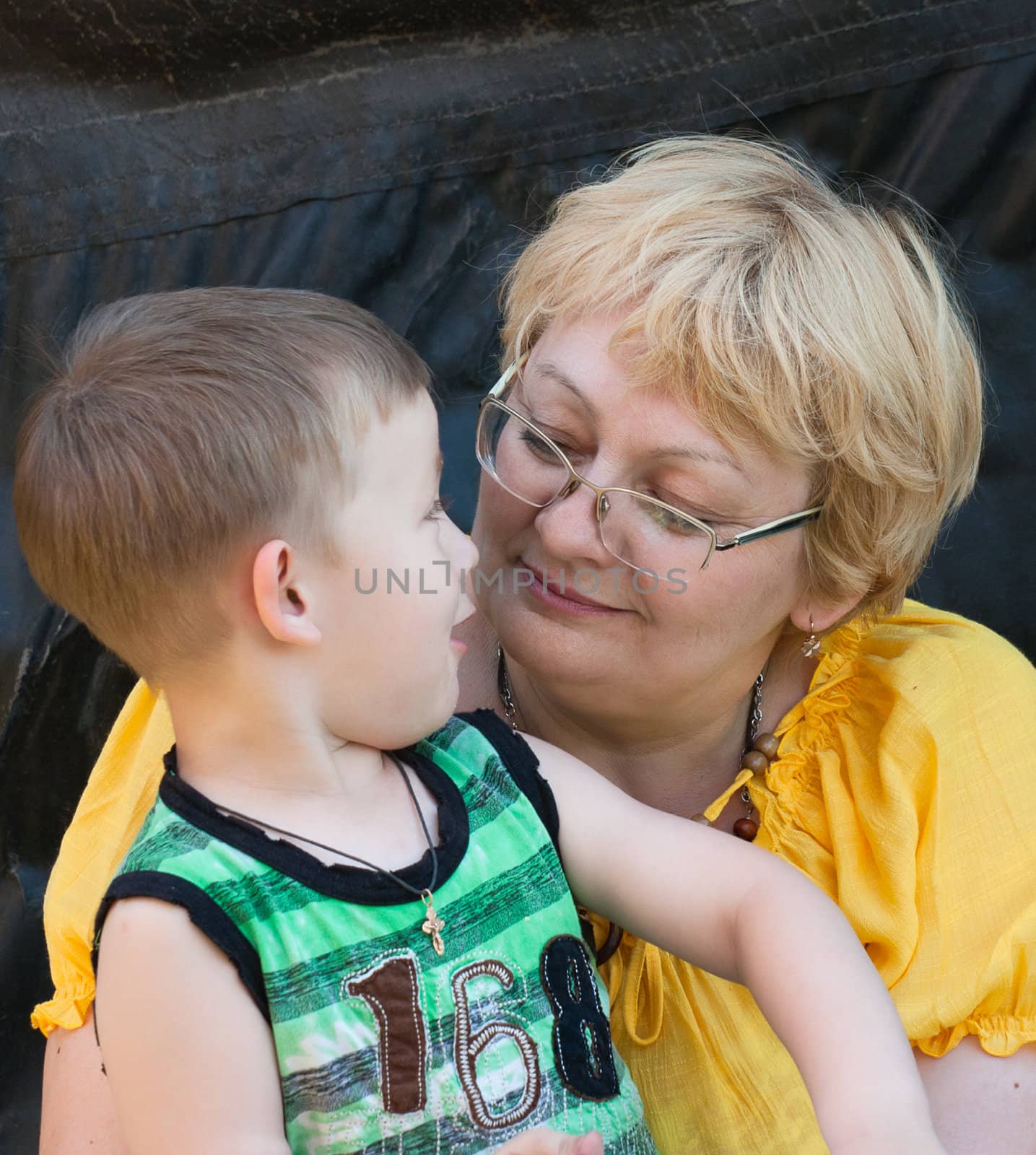 The grandmother and the grandson look against each other

