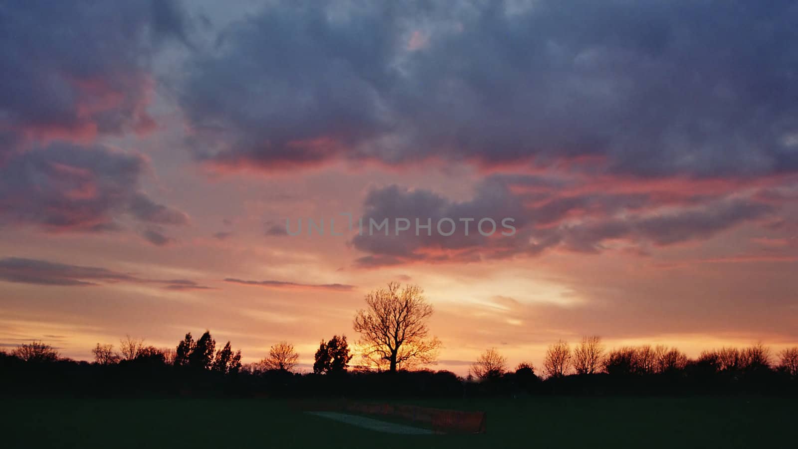 Sunset in rural England at the border between Oxford- and Buckinghamshire