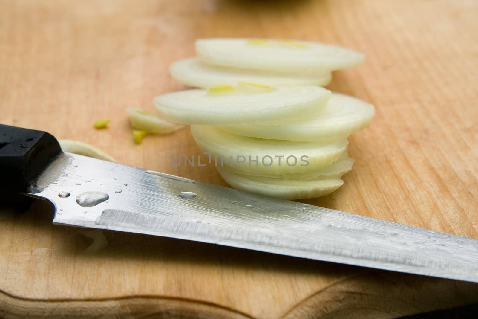 Knife and the cut onions on a chopping board