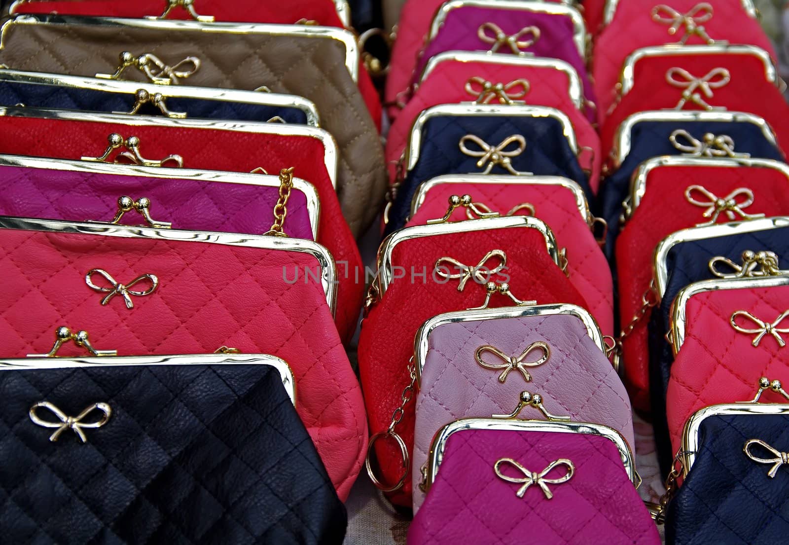 Number of purses with diffenrt colors and sizes