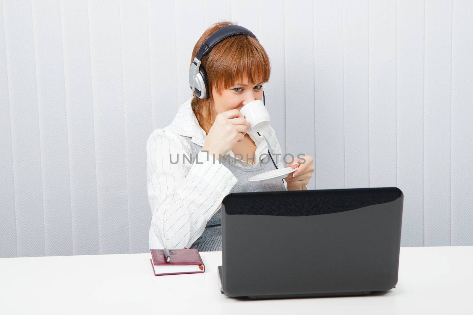 Employee assistance services online. Woman drinks coffee
