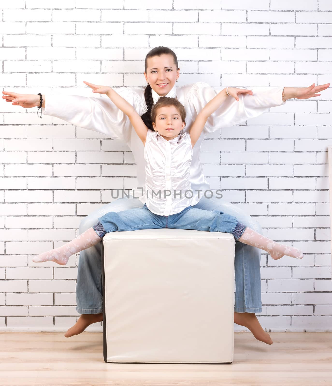 Mom and daughter in the same clothes raised their hands