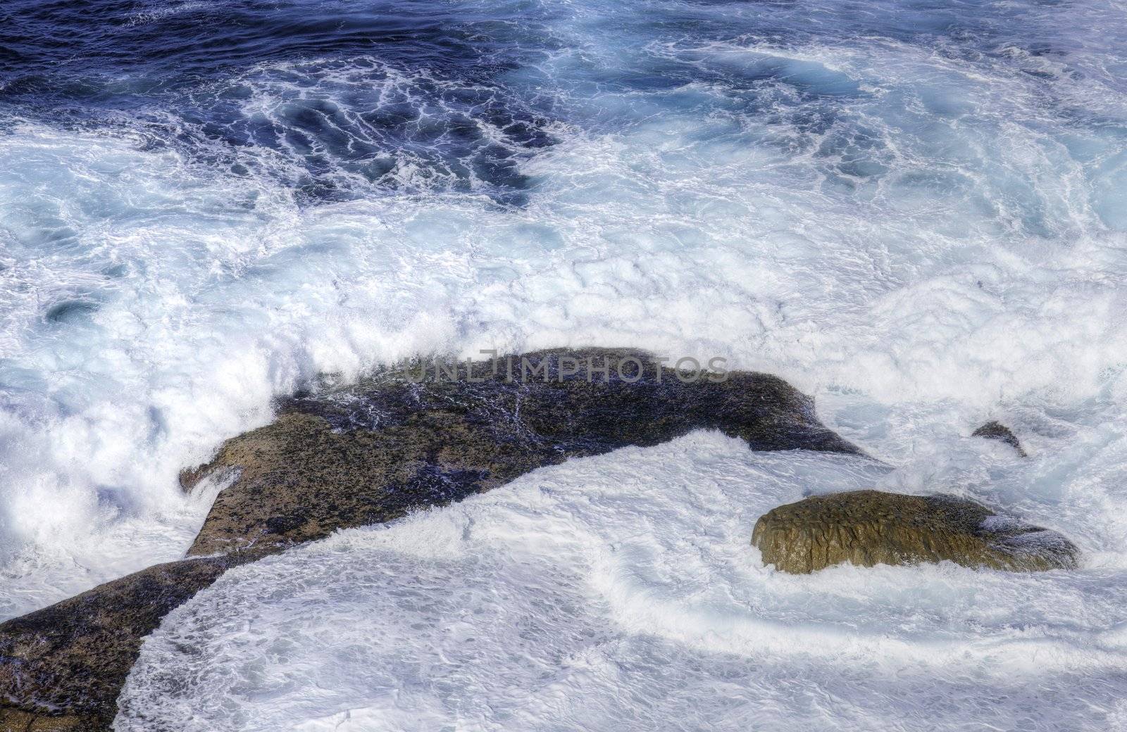 ocean waves crashing against the rocks near bondi